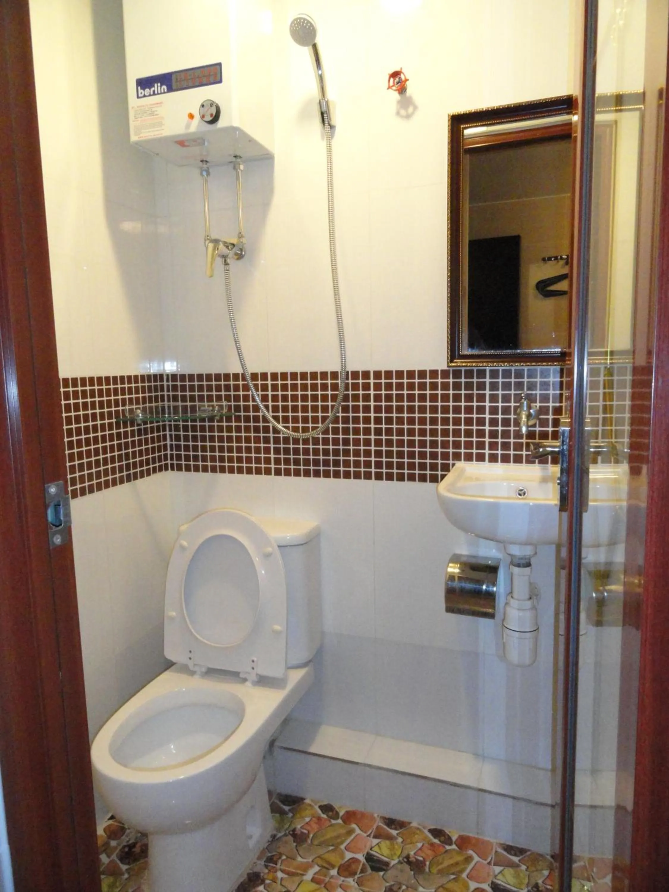 Toilet in Paris Guest House, 10F FLAT D8 BLOCK D E RECEPTION 24 HOUR TSIM SHA TSUI KOWLOON
