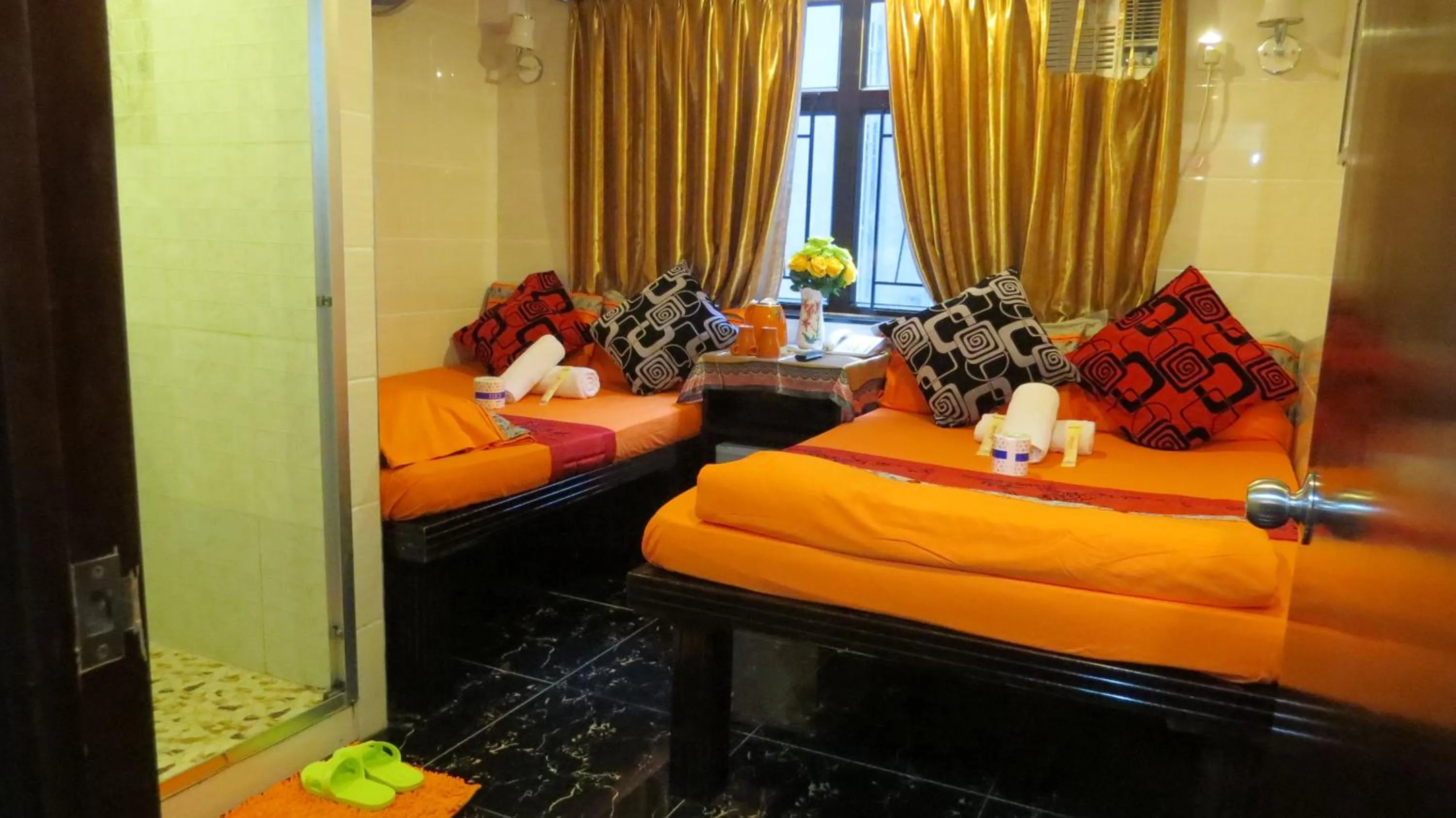 Paris Guest House, 10F FLAT D8 BLOCK D E RECEPTION 24 HOUR TSIM SHA TSUI KOWLOON