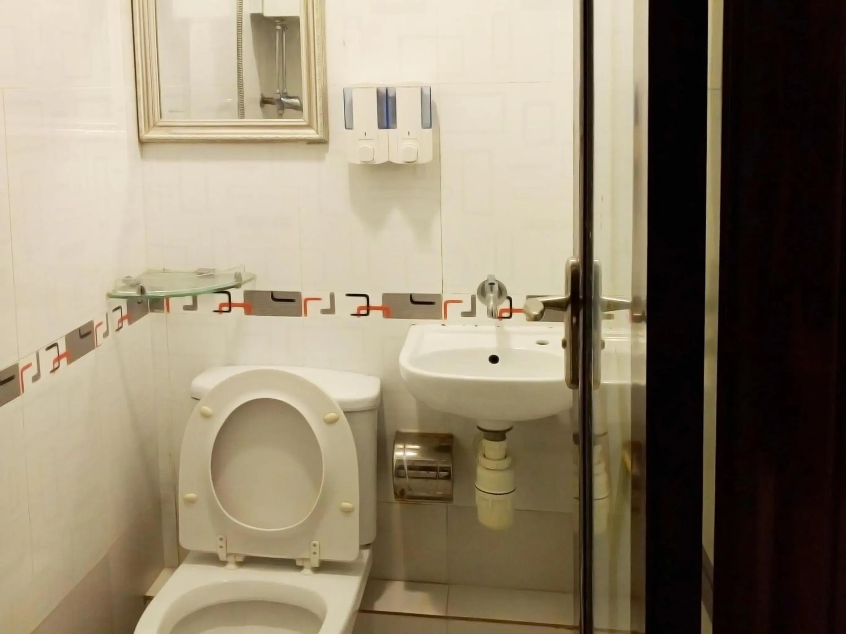 Standard Triple Room in City HK Guest House 24 HOUR RECEPTION Block D & E 10TH FLOOR Standard Triple Room in City HK Guest House 24 HOUR RECEPTION Block D & E 10TH FLOOR