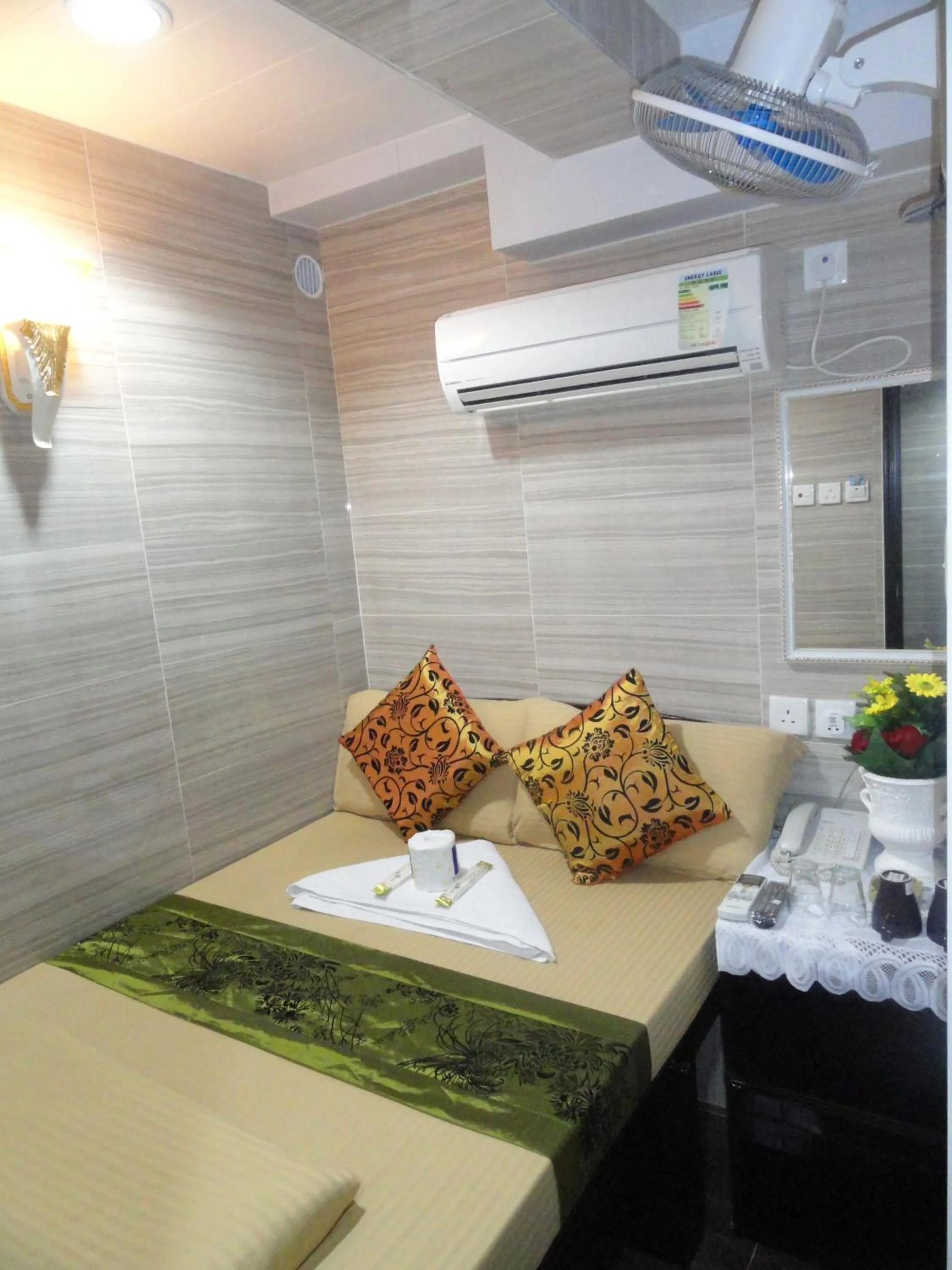 Bed in City HK Guest House 24 HOUR RECEPTION Block D & E 10TH FLOOR