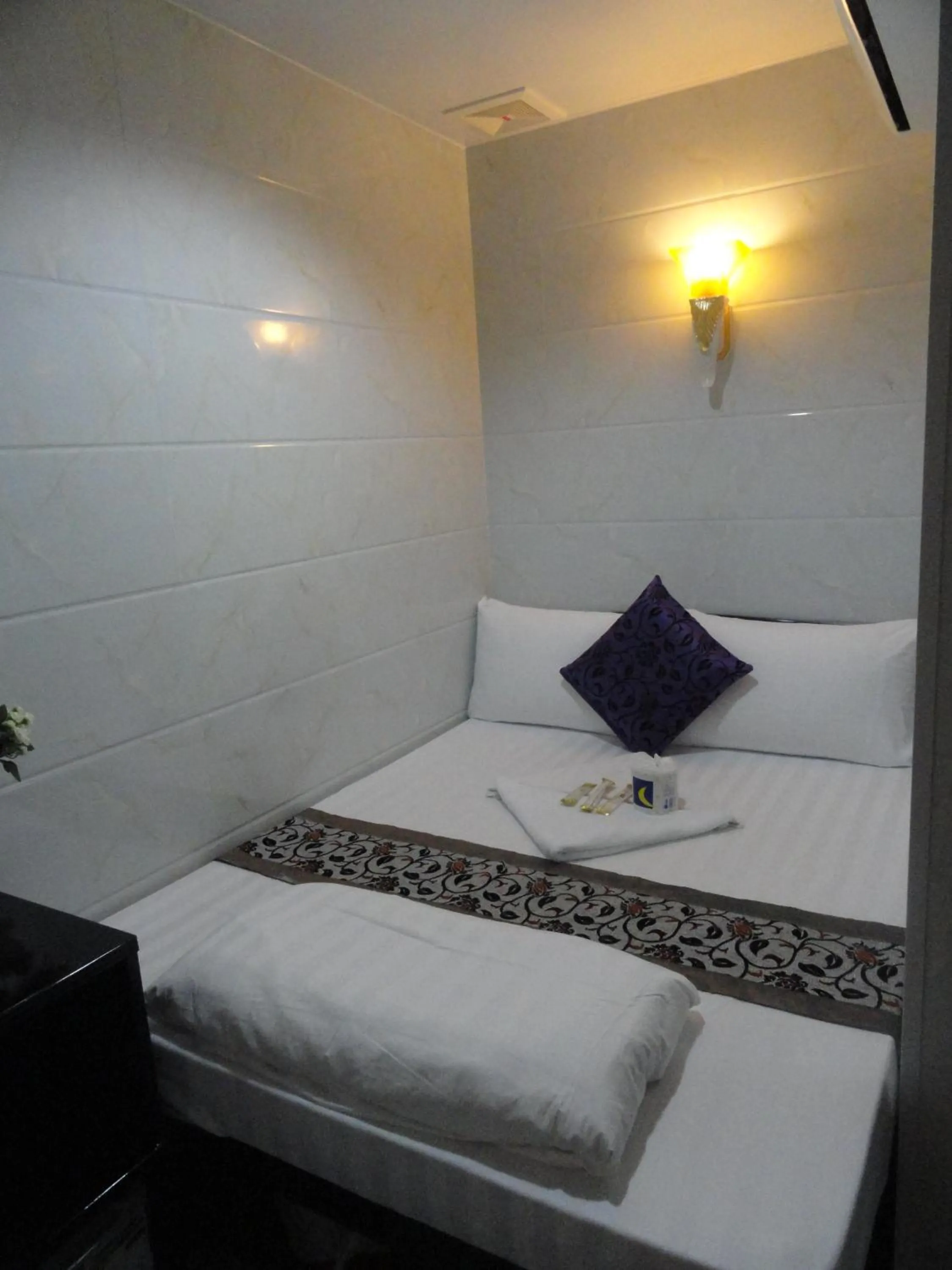 Bed in City HK Guest House 24 HOUR RECEPTION Block D & E 10TH FLOOR