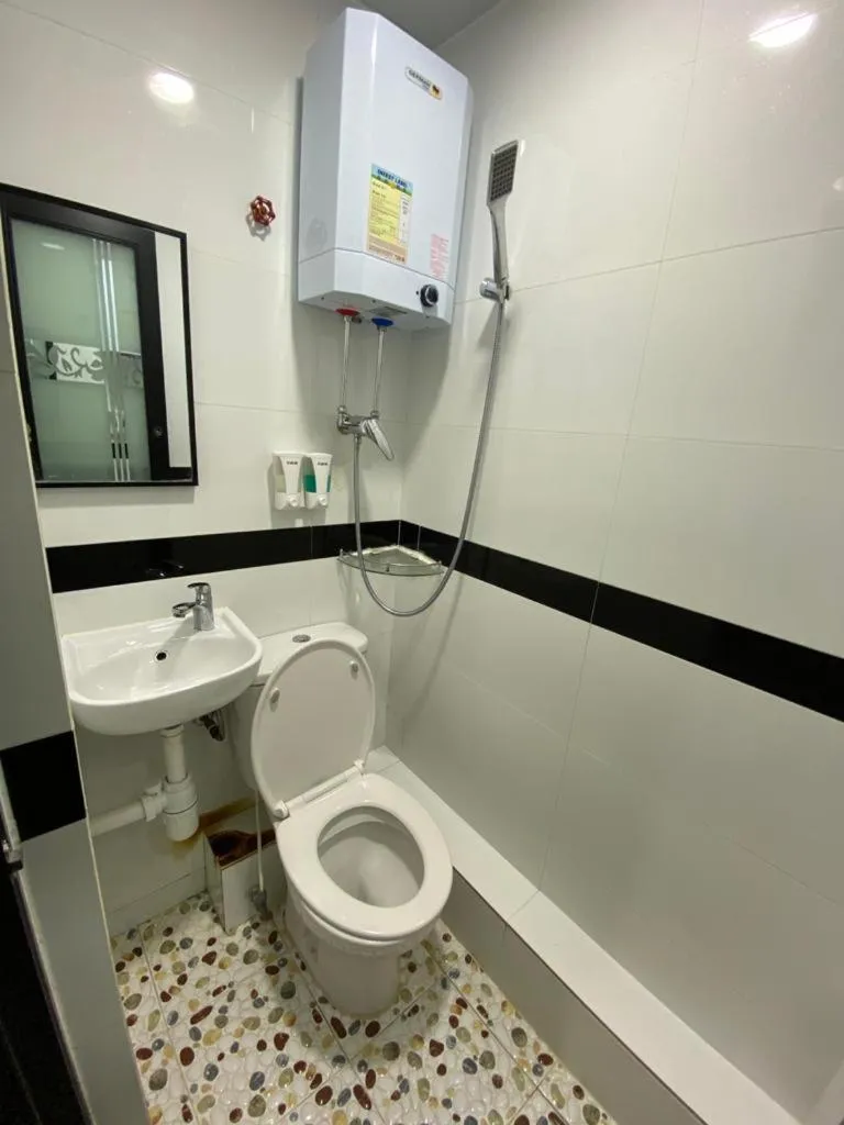 Toilet in City HK Guest House 24 HOUR RECEPTION Block D & E 10TH FLOOR