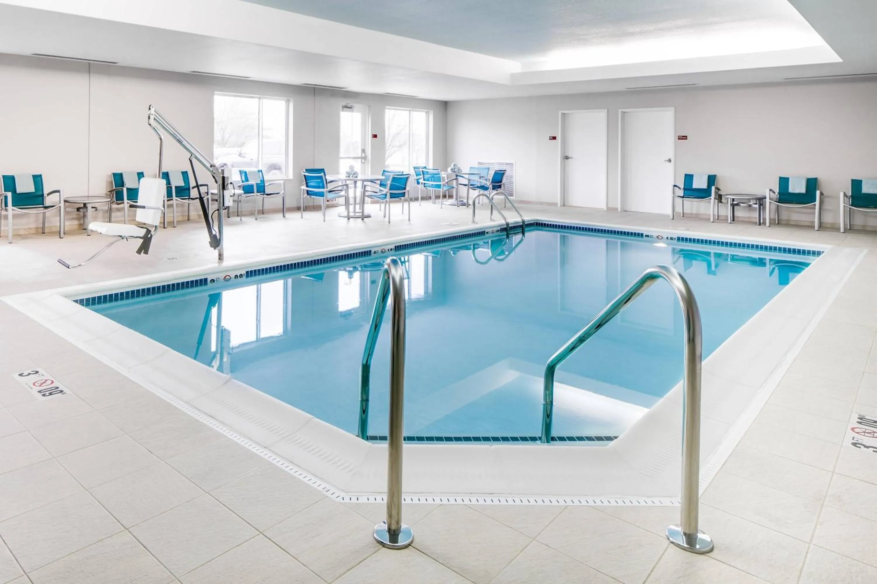 Swimming pool in TownePlace Suites by Marriott Kansas City Airport