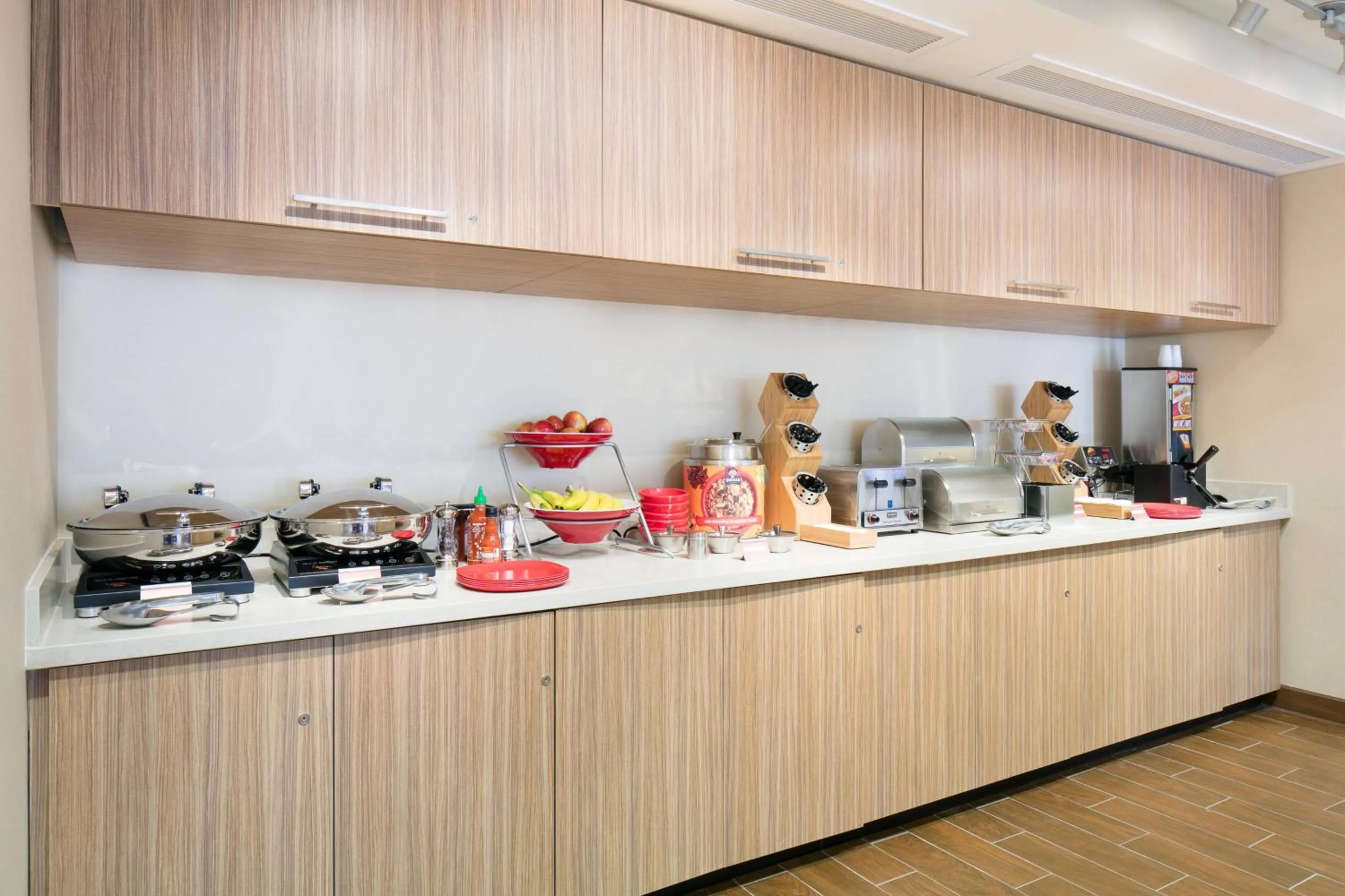 Breakfast in TownePlace Suites by Marriott Kansas City Airport