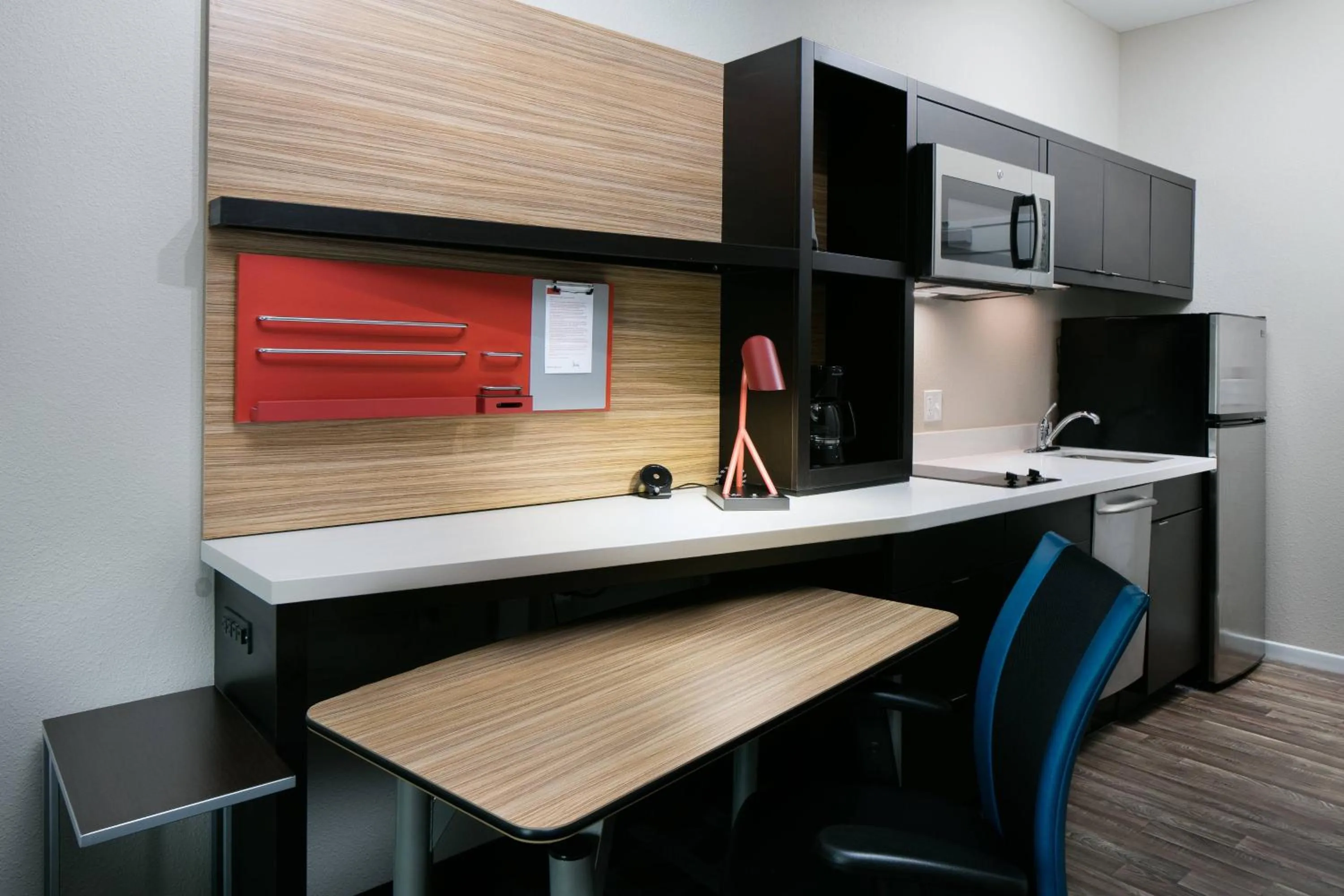 Kitchen or kitchenette in TownePlace Suites by Marriott Kansas City Airport
