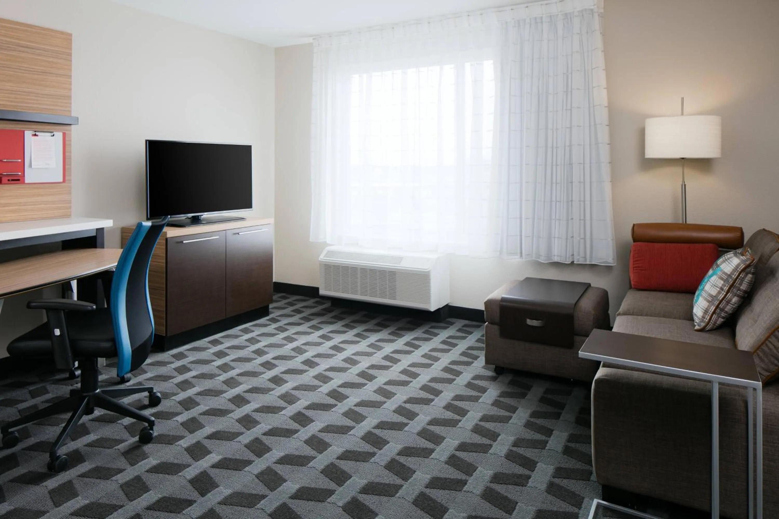 Bedroom in TownePlace Suites by Marriott Kansas City Airport