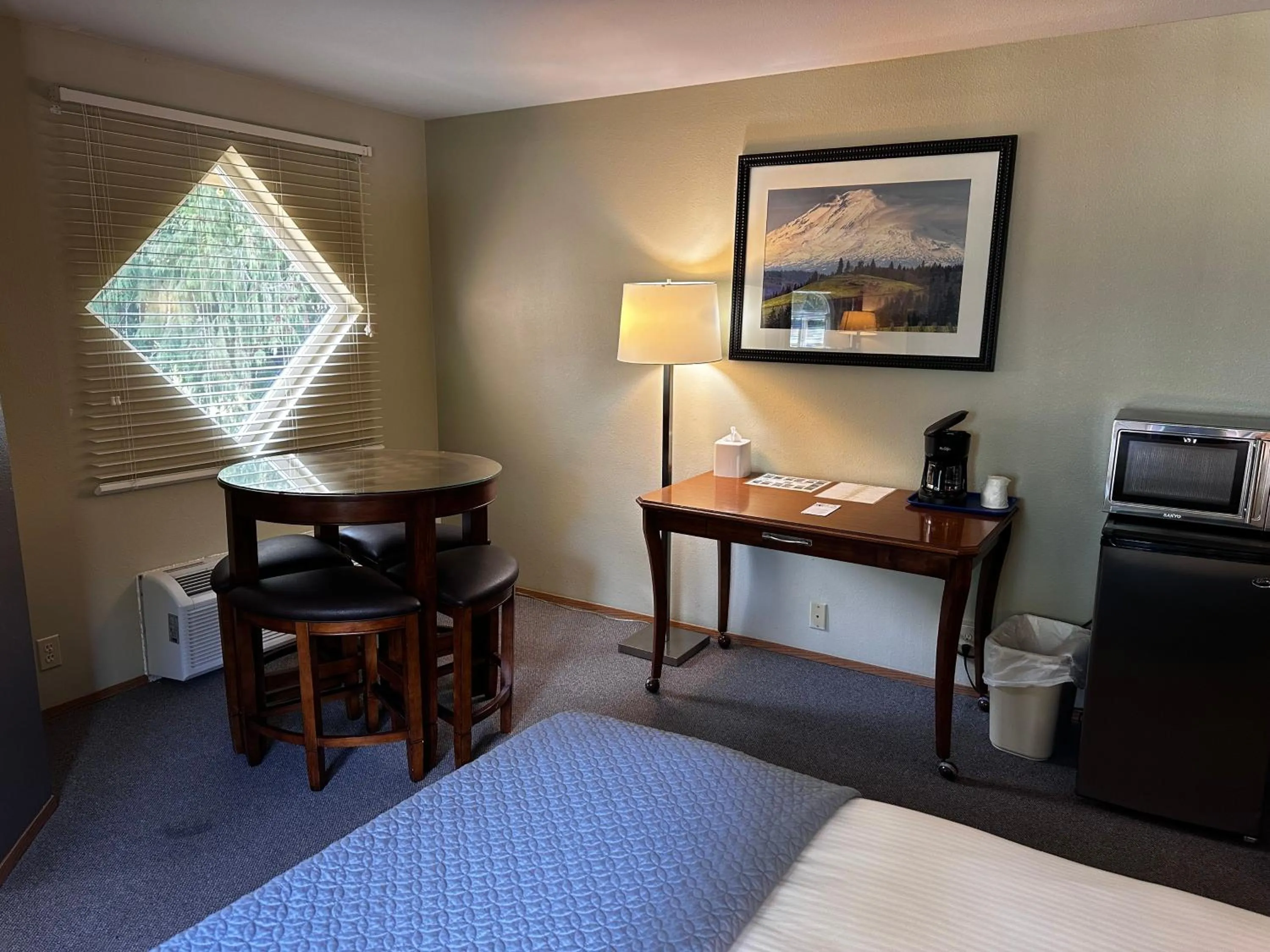 Coffee/tea facilities, Bed in Packwood Lodge & Cabins