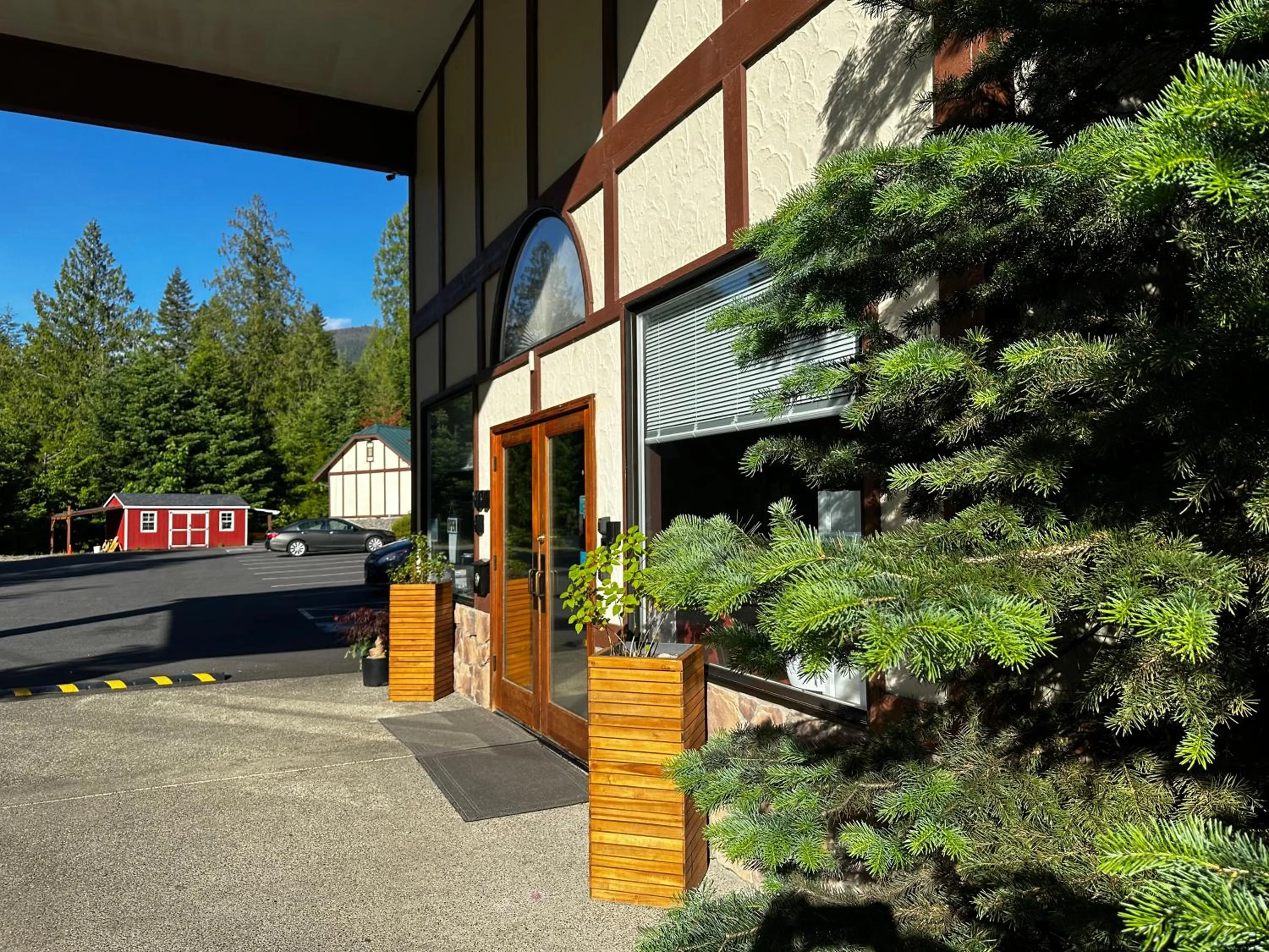 Facade/entrance in Packwood Lodge & Cabins