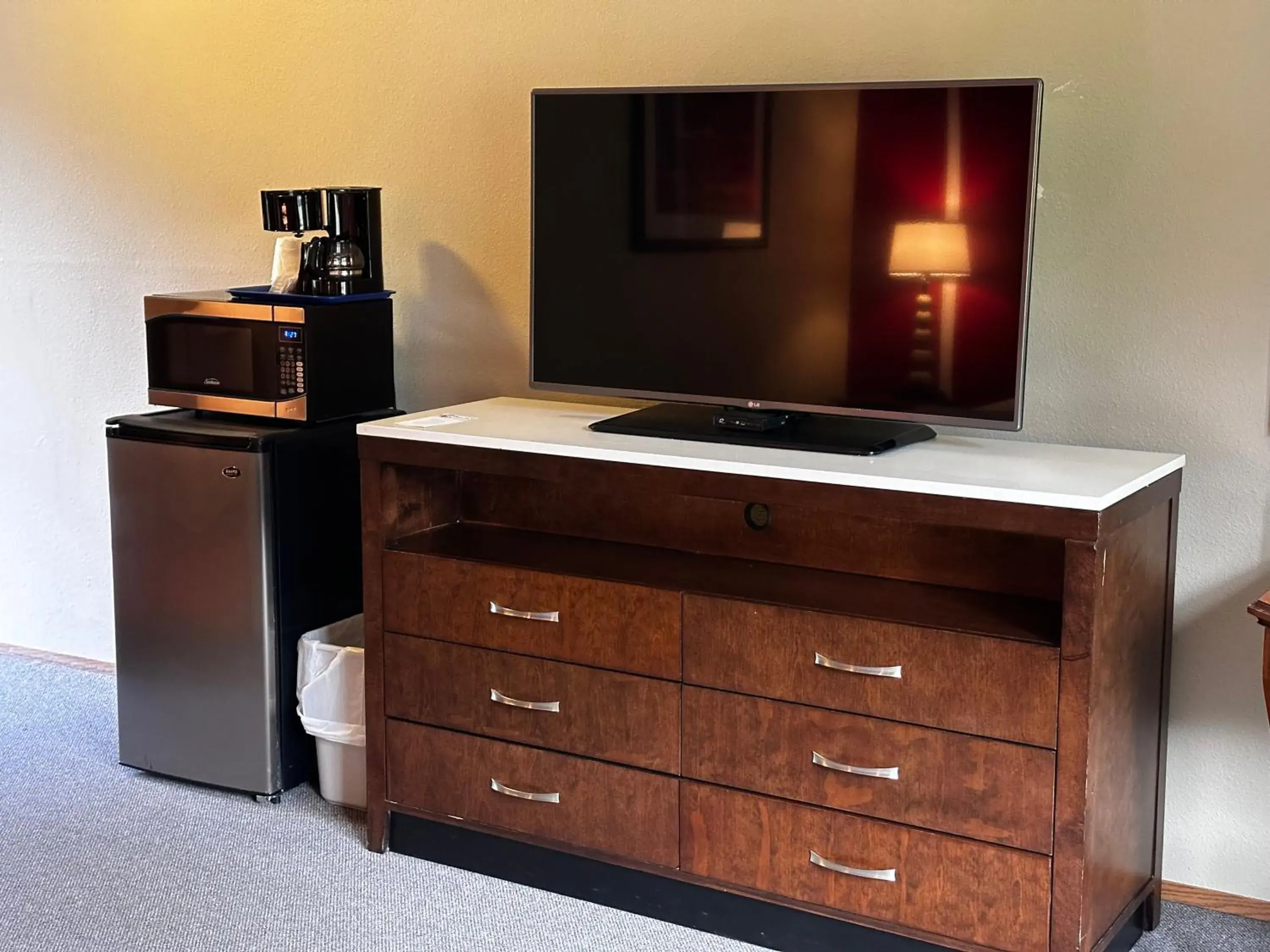 Single King Bed in Packwood Lodge & Cabins Single King Bed in Packwood Lodge & Cabins