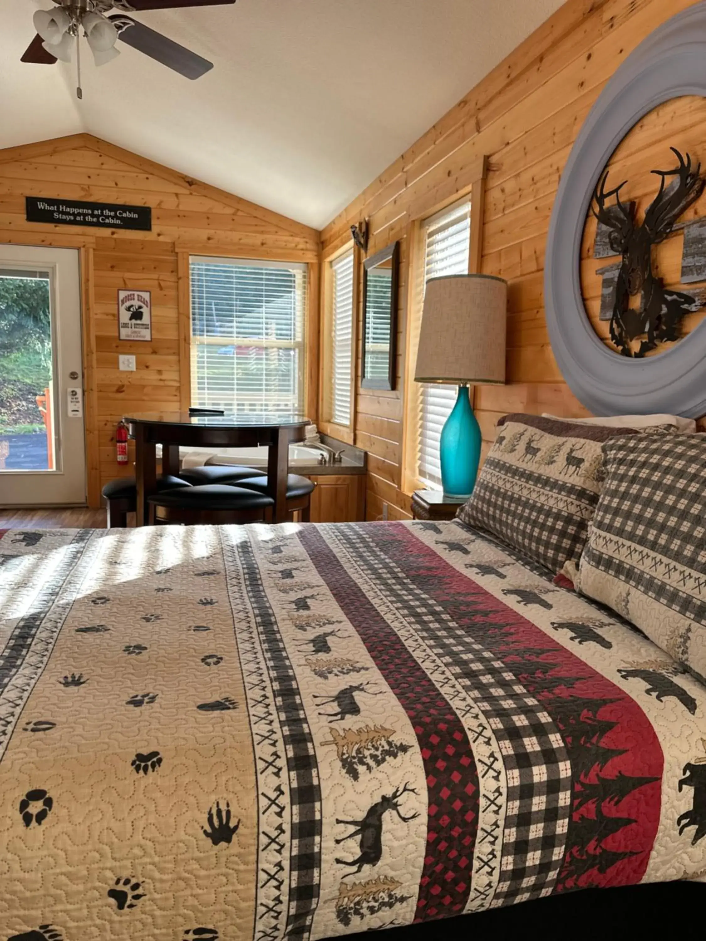 Deluxe Cabin with Jetted Tub in Packwood Lodge & Cabins Deluxe Cabin with Jetted Tub in Packwood Lodge & Cabins