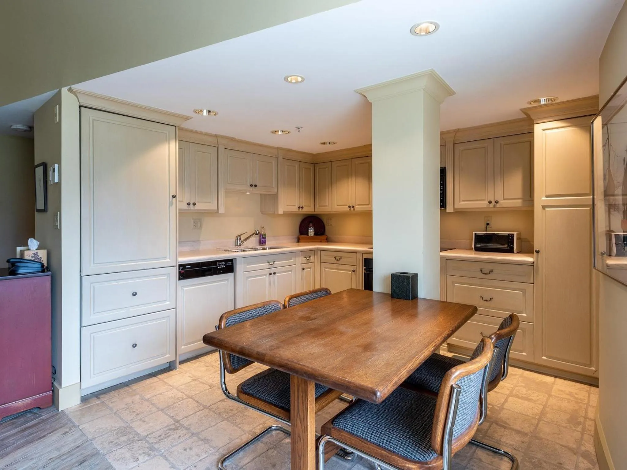 Kitchen or kitchenette in Gibbons Life Accommodations