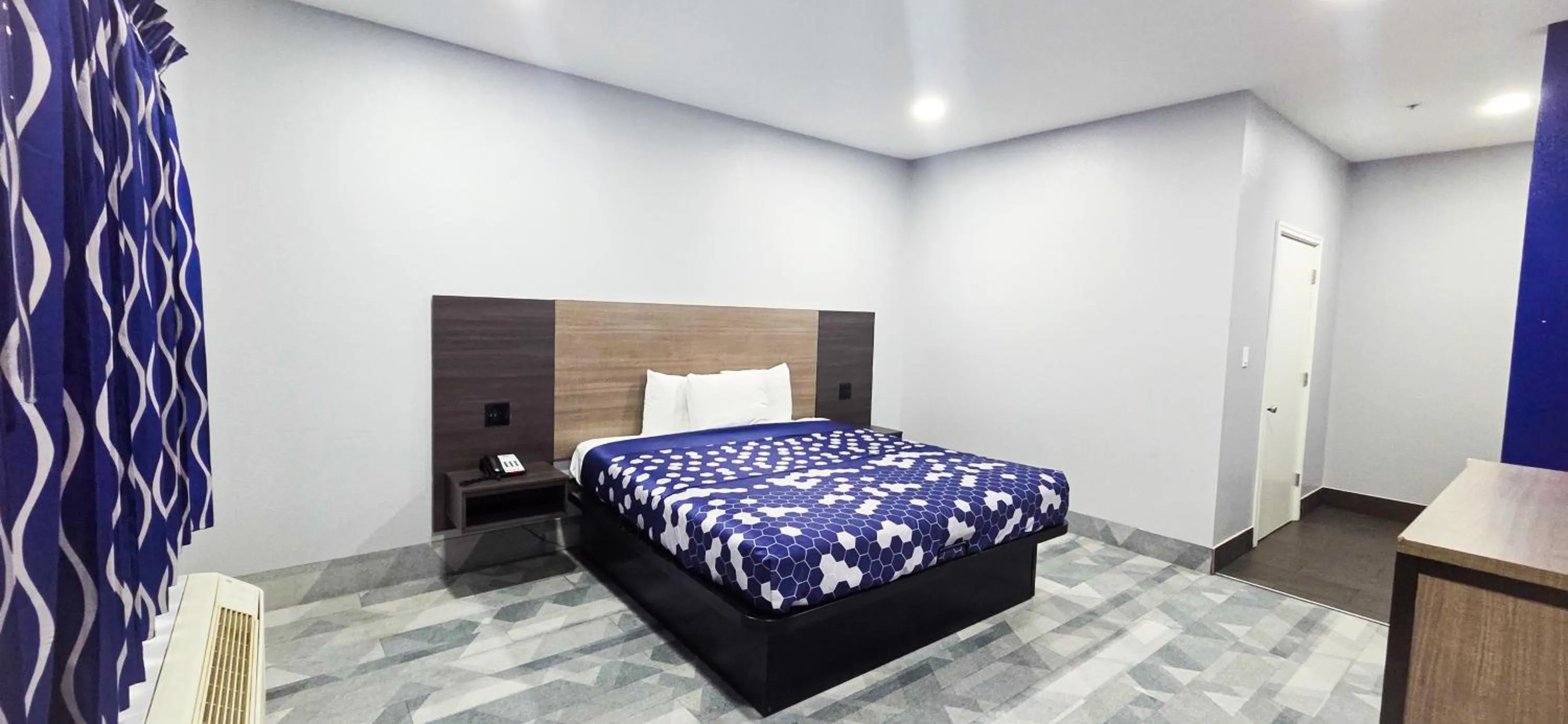 Bed in Airway Inn - IAH Airport