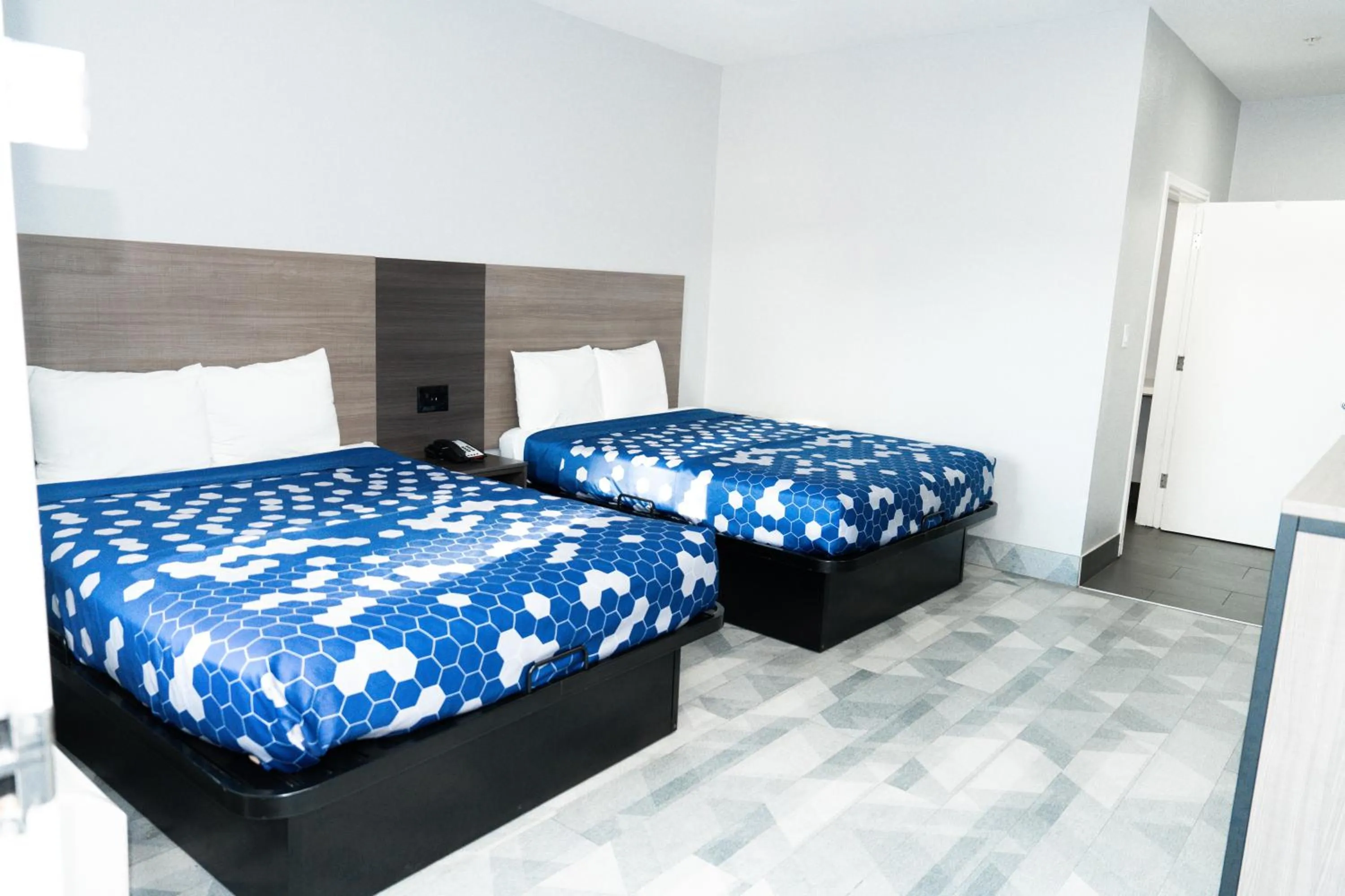 Bed in Airway Inn - IAH Airport