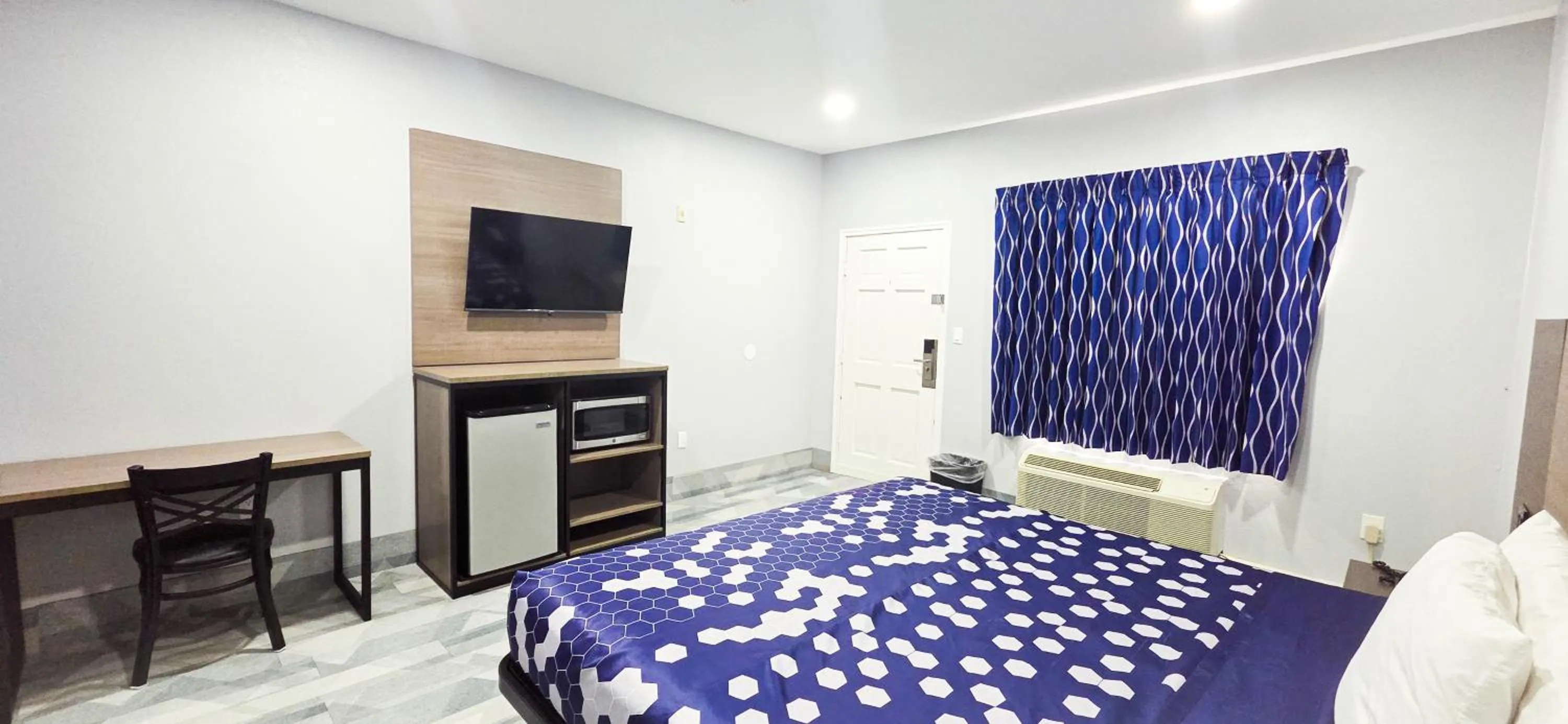 Bed in Airway Inn - IAH Airport