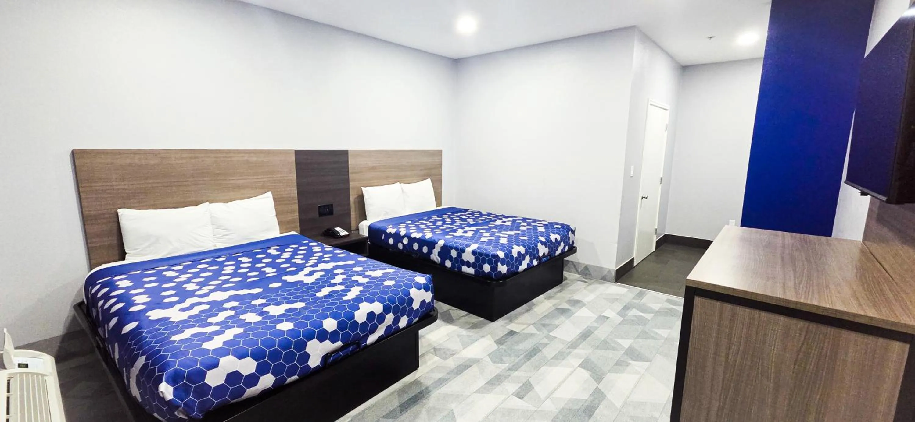 Bed in Airway Inn - IAH Airport