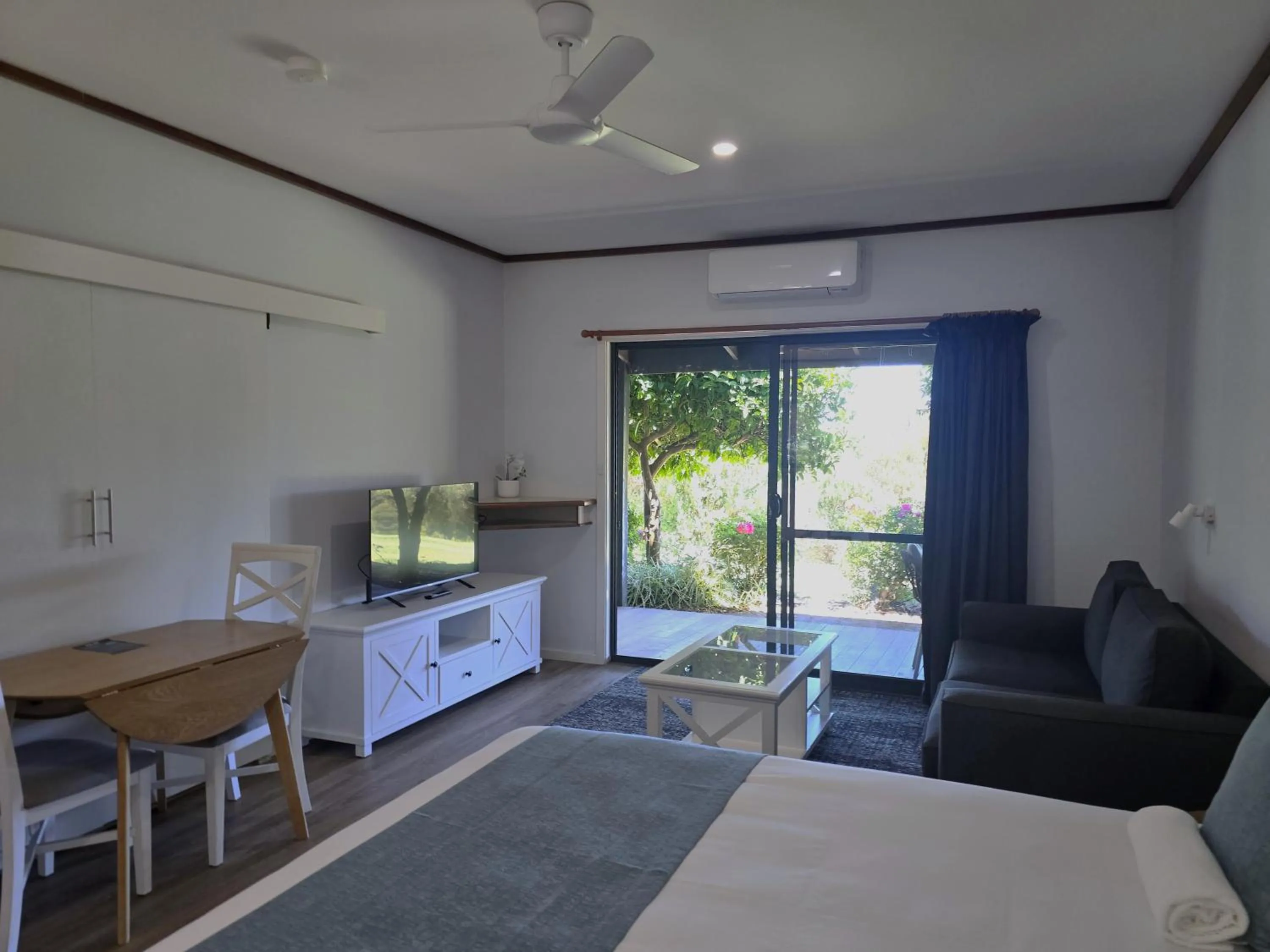 Living room, Bed in Denmark Scenic Tourist Park