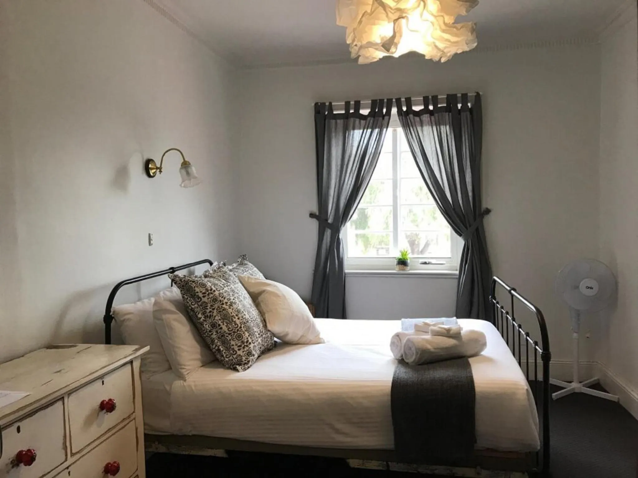 View (from property/room), Bed in Caledonian Inn