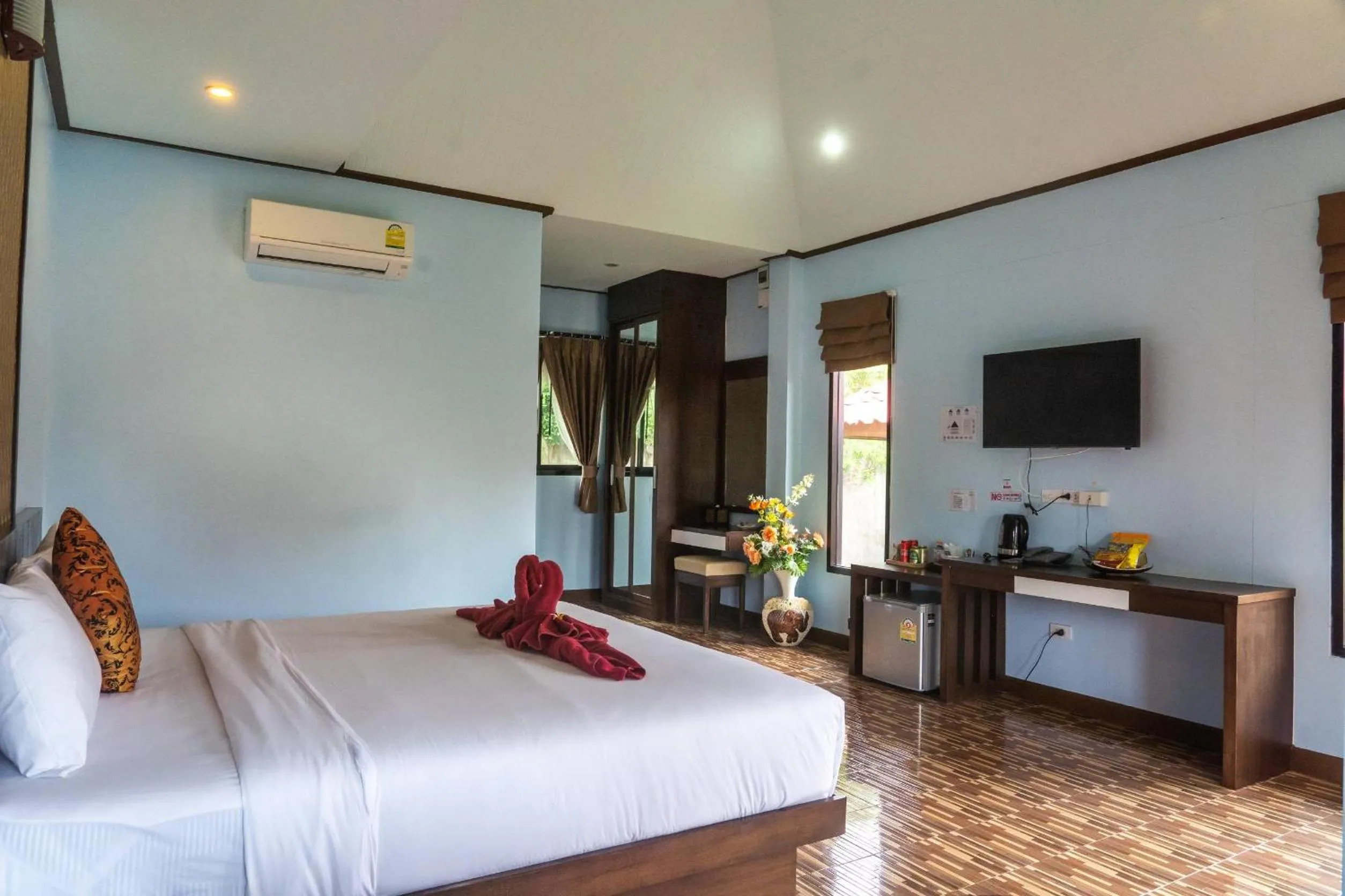 Photo of the whole room, Bed in Chomview Resort