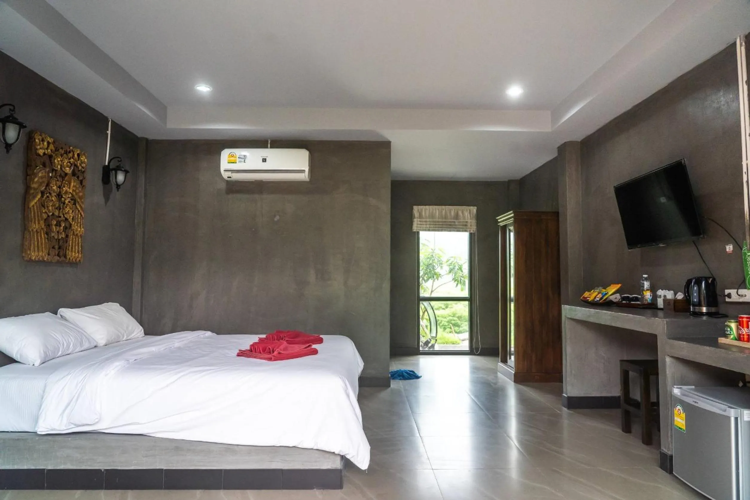 Photo of the whole room, Bed in Chomview Resort
