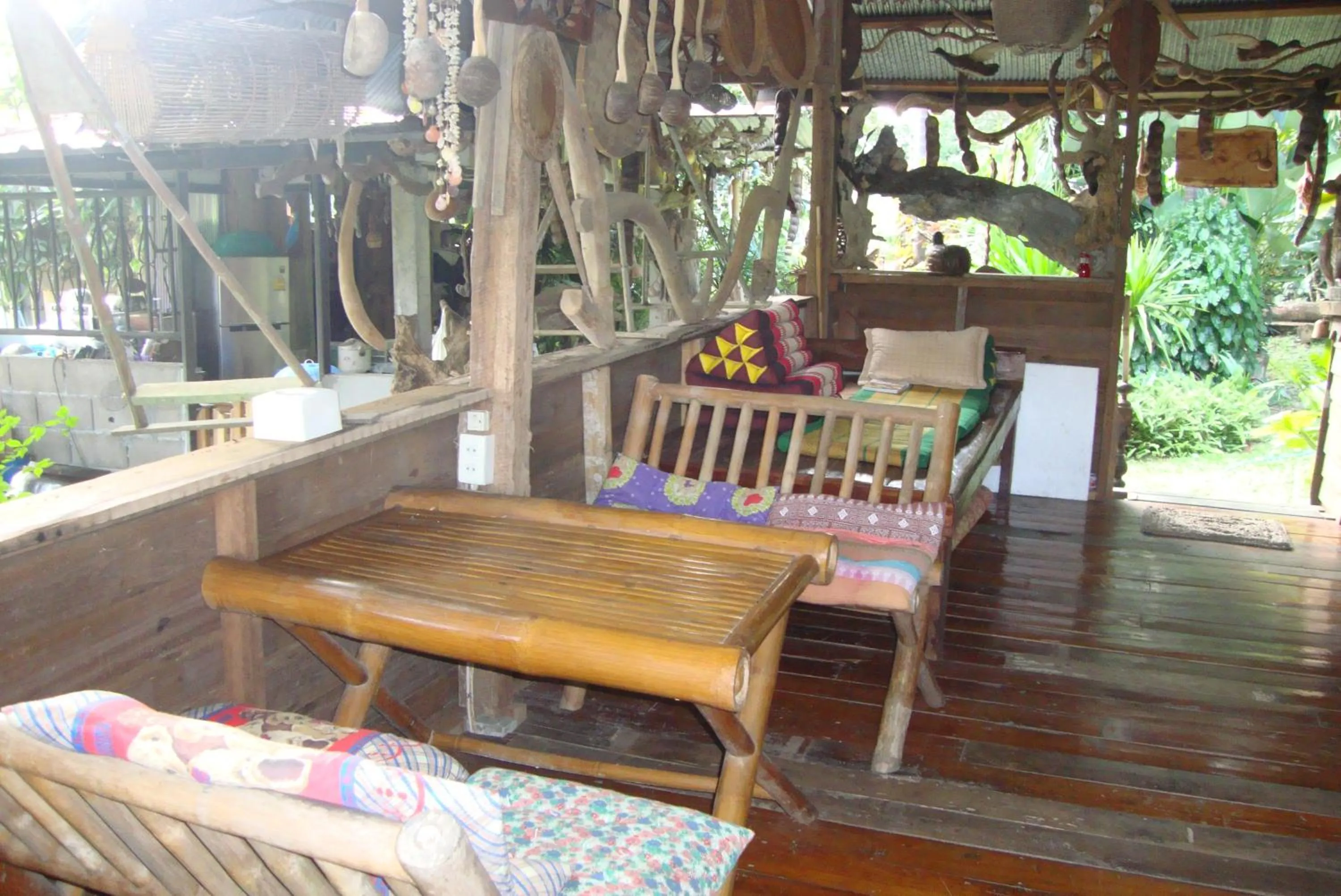 Library in Baan Suan Jantra Home Stay