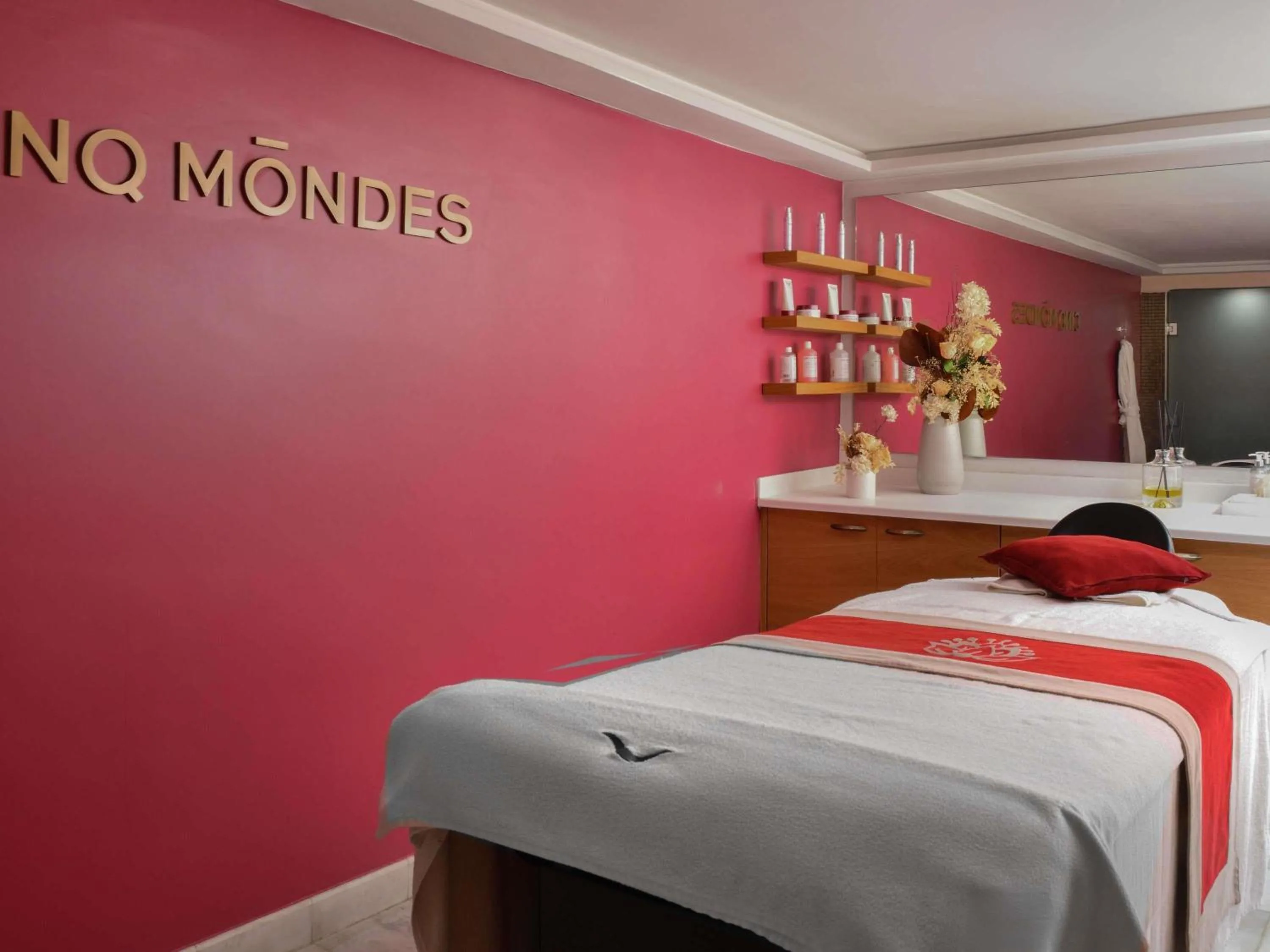 Property building, Bed in Mövenpick Hotel Mansour Eddahbi Marrakech