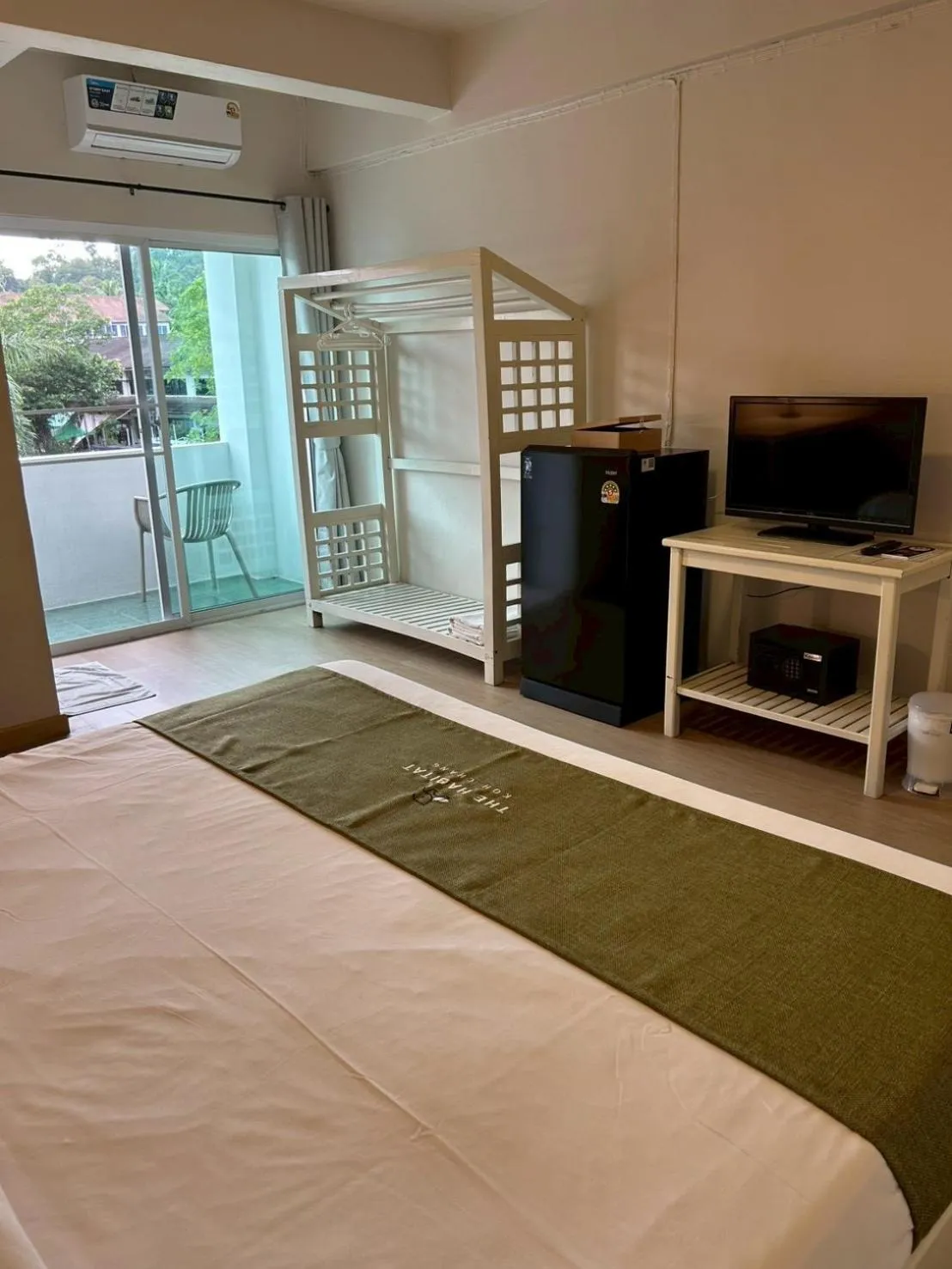 Photo of the whole room, Bed in THE HABITAT Koh Chang - VJ Island View