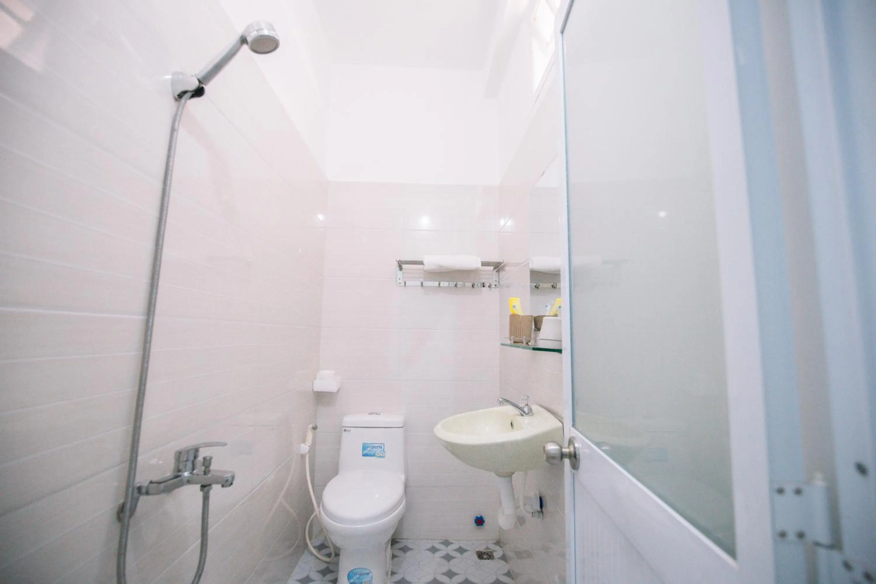 Bathroom in Lum Dong Tien Hotel