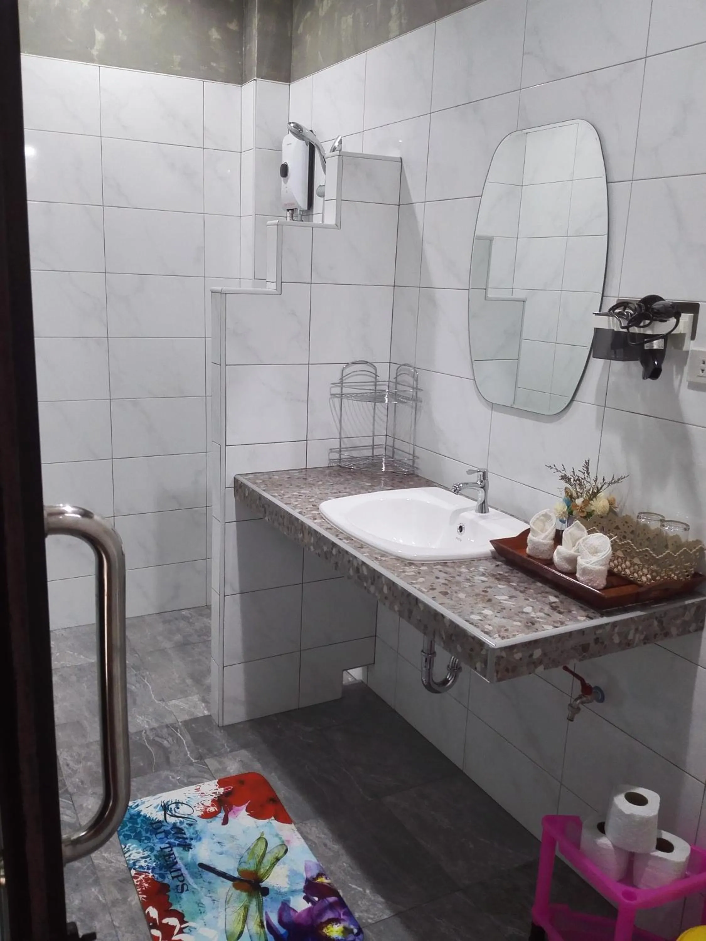 Bathroom in Nananuira Apartment and Room