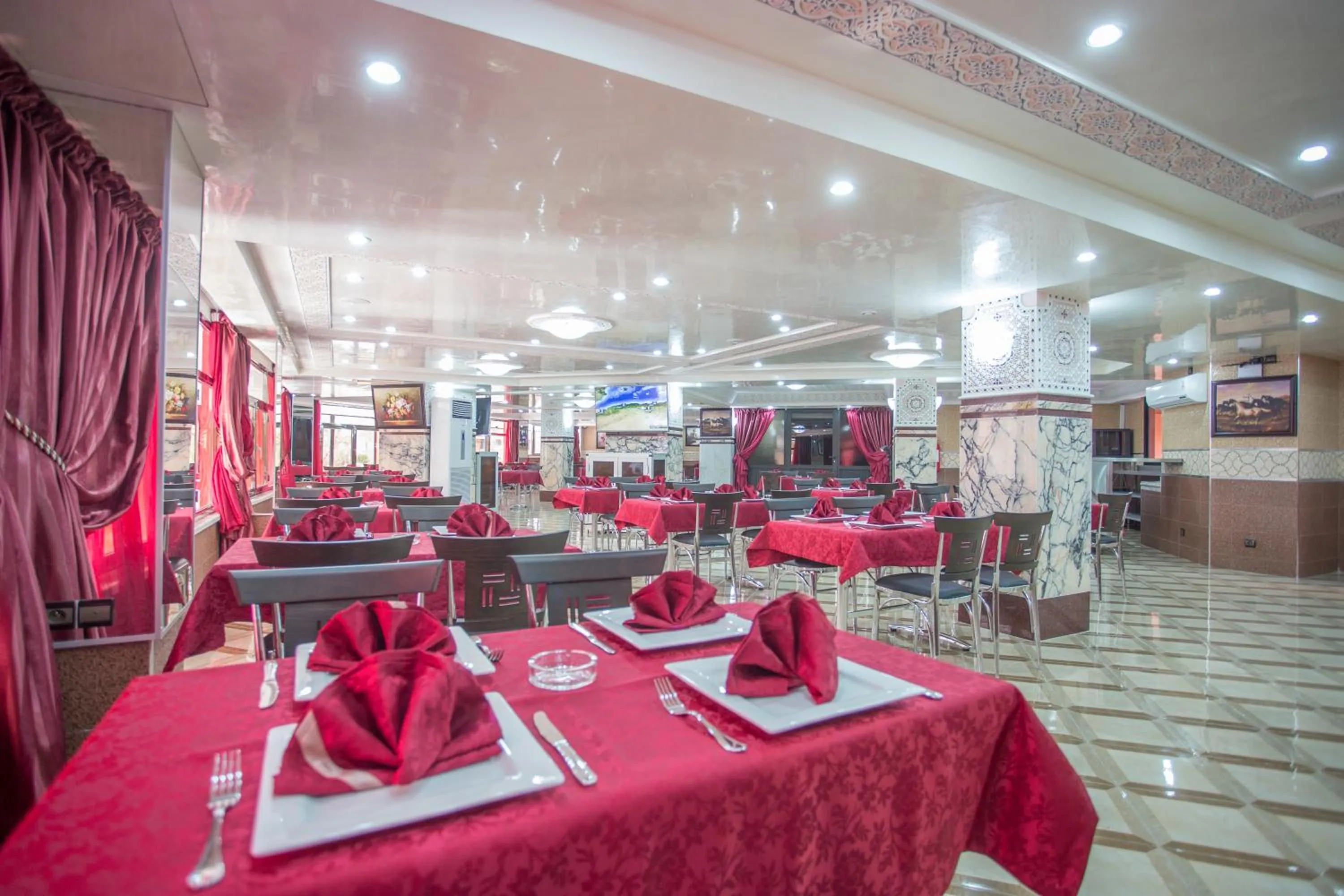 Dining area, Restaurant/Places to Eat in Appart Hotel Les Ambassadeurs