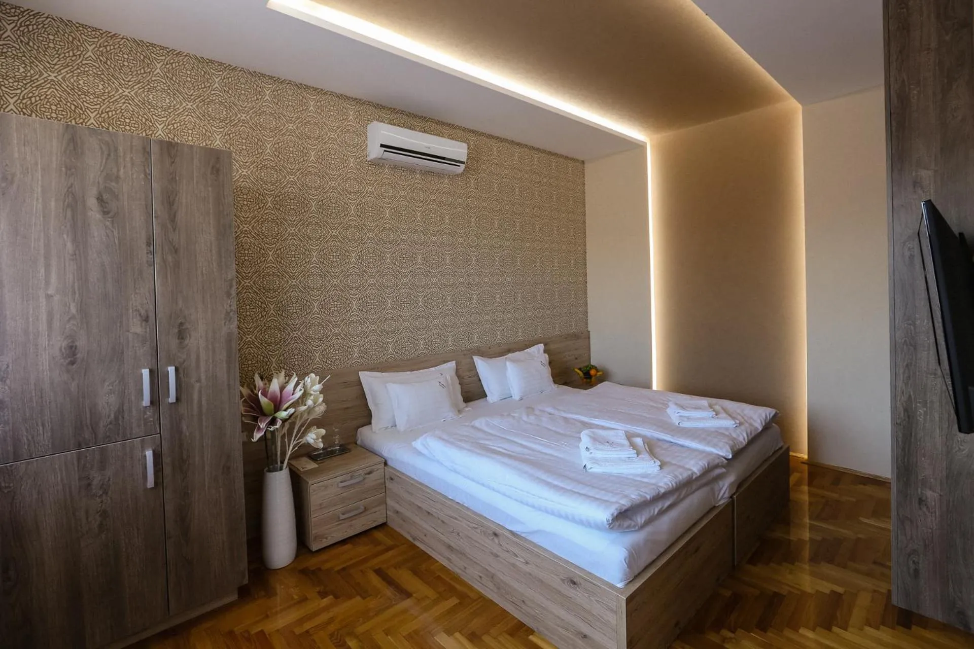 Bed in Madison Village