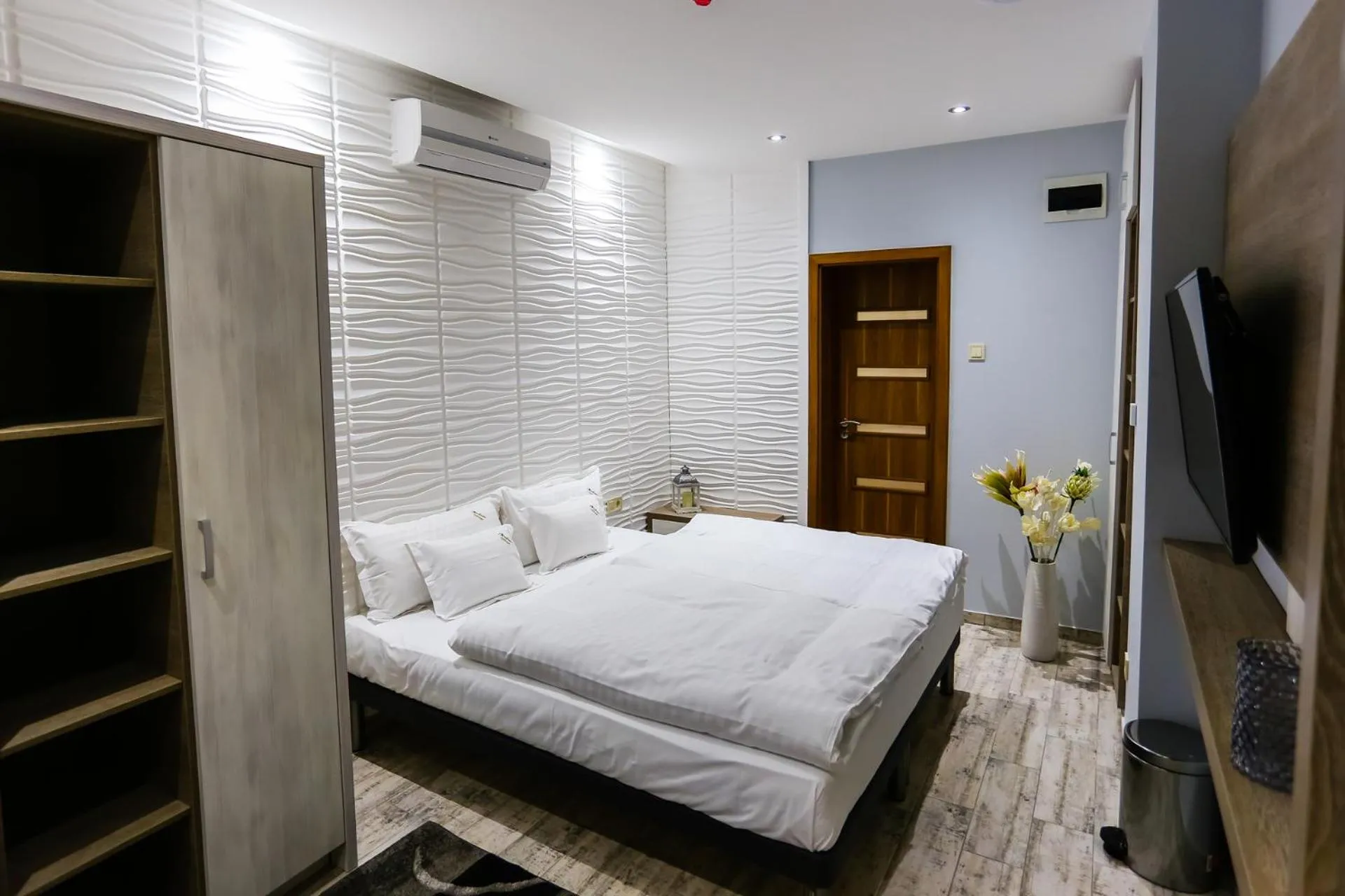 Bed in Madison Village