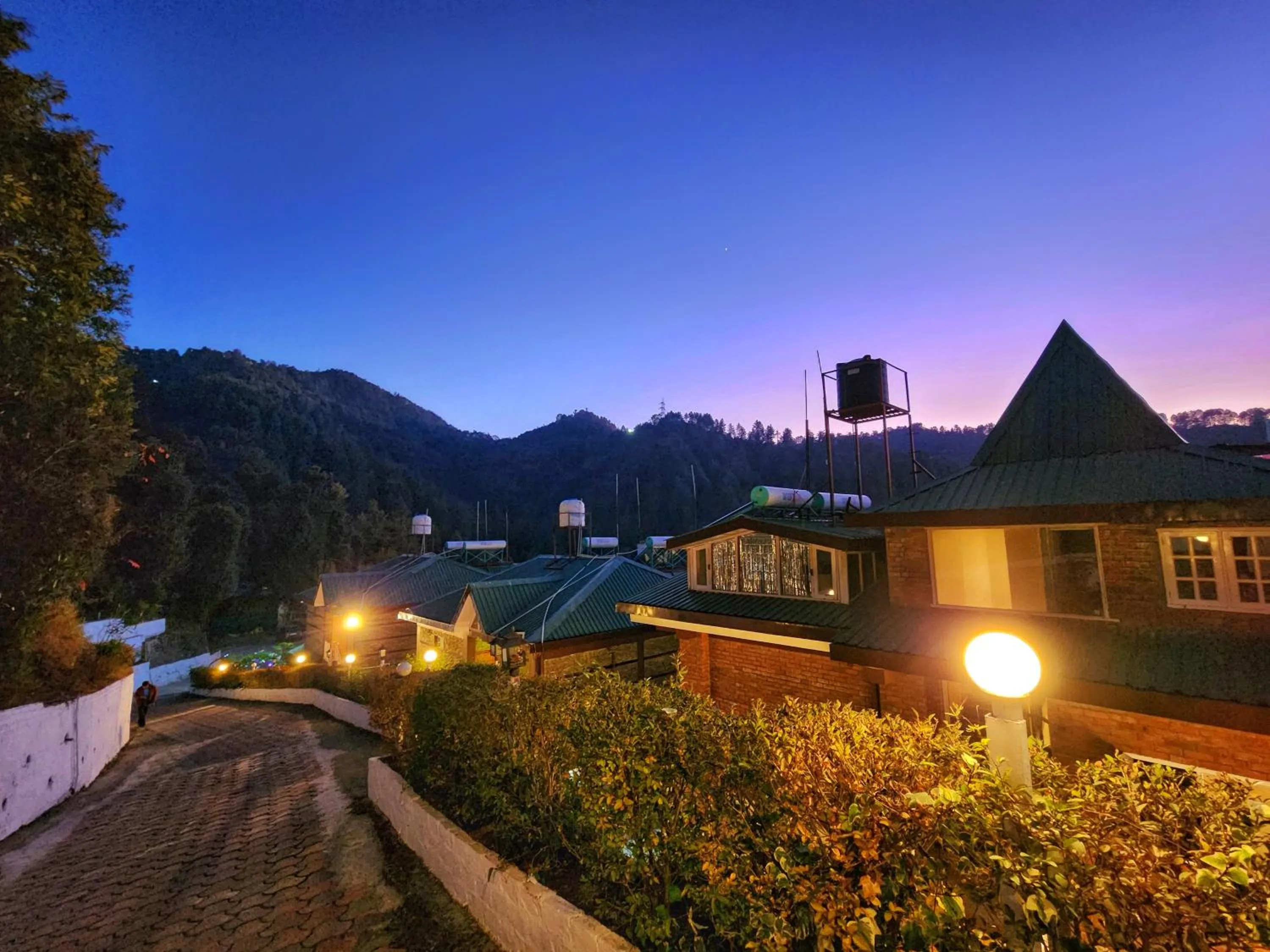 KAMNA HILL RESORT a Boutique cottages