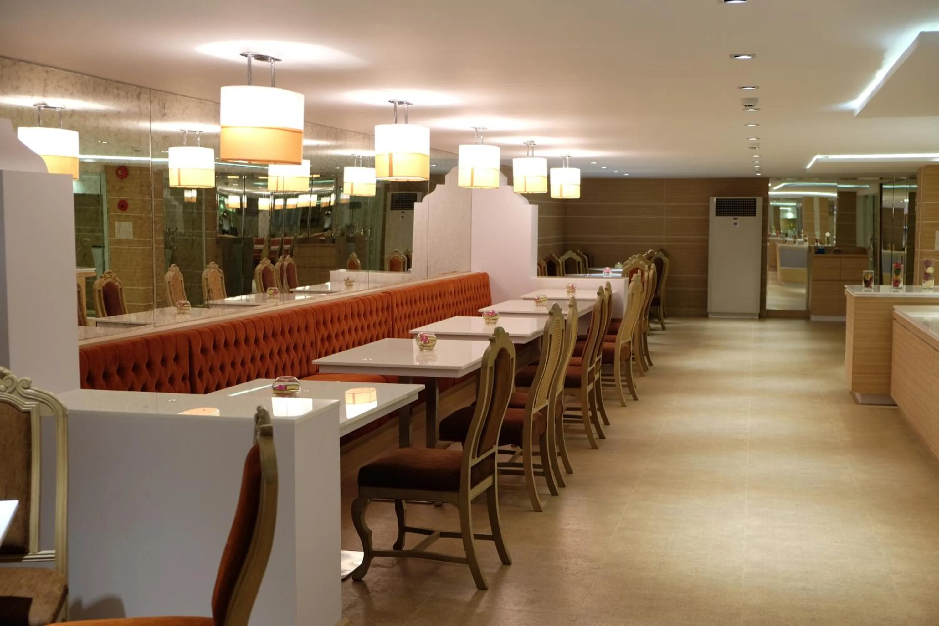 Restaurant/places to eat in Methavalai Residence Hotel