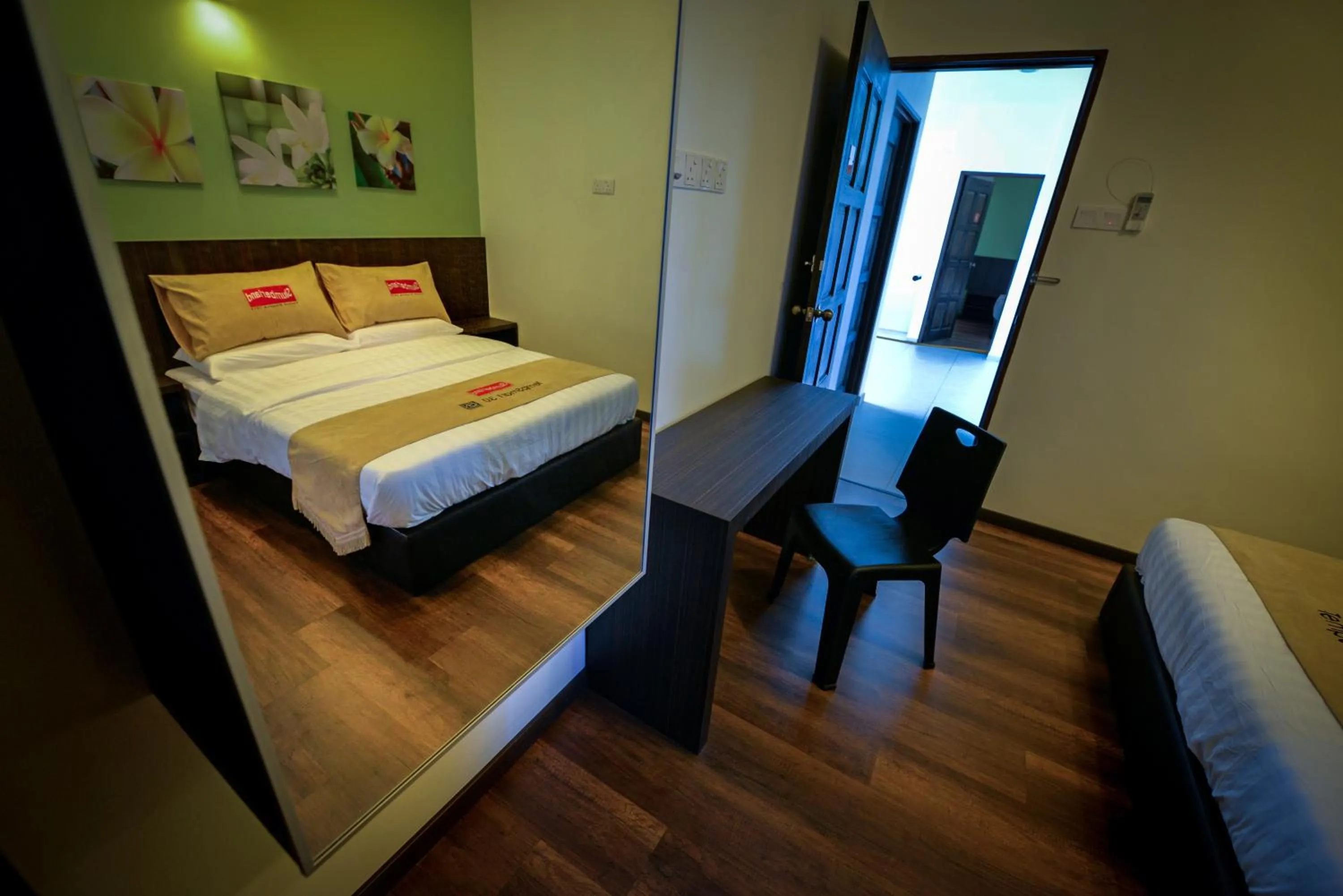 Photo of the whole room, Bed in Palm City Villa