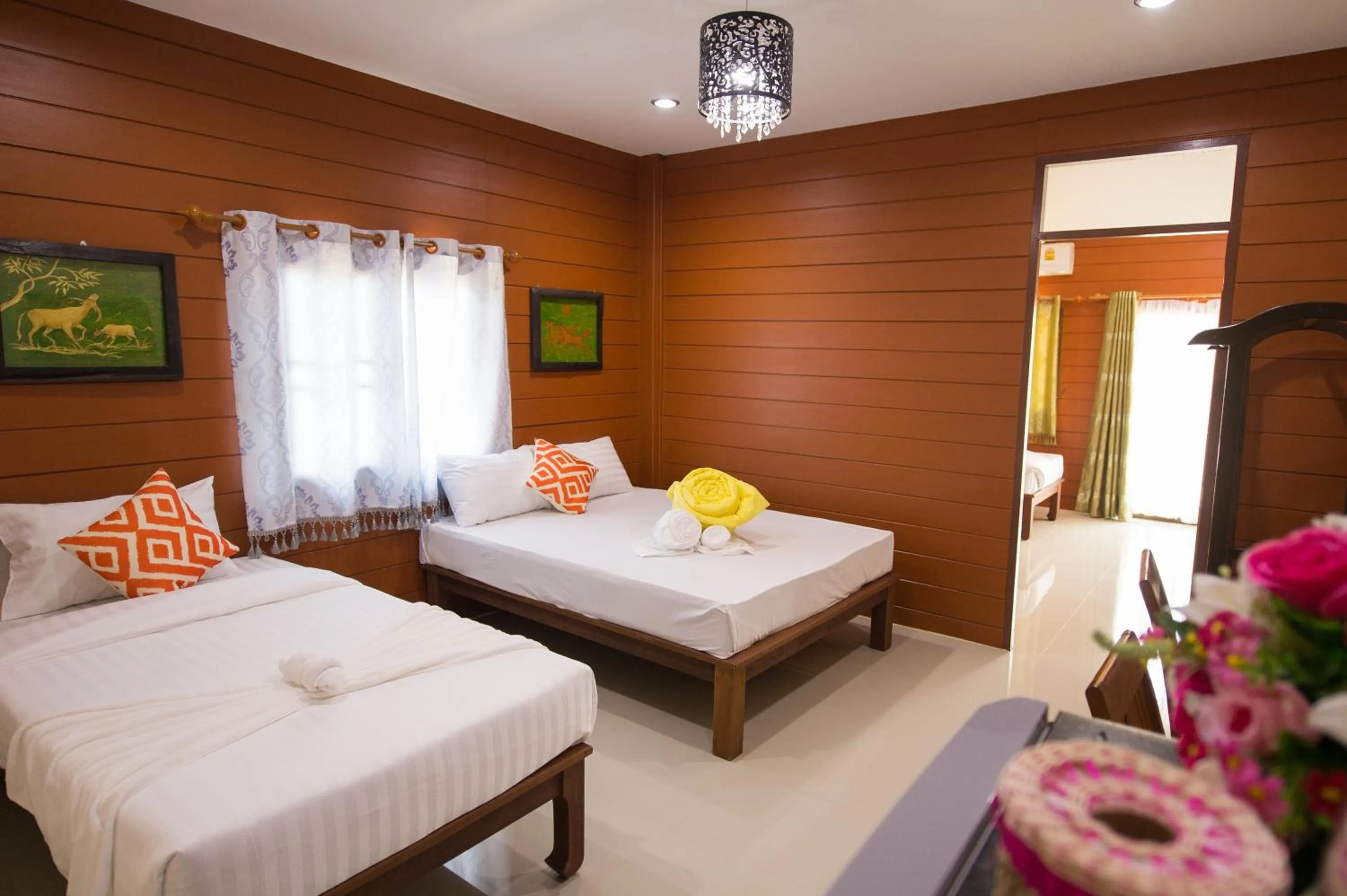 Photo of the whole room, Bed in Sri Siam Resort