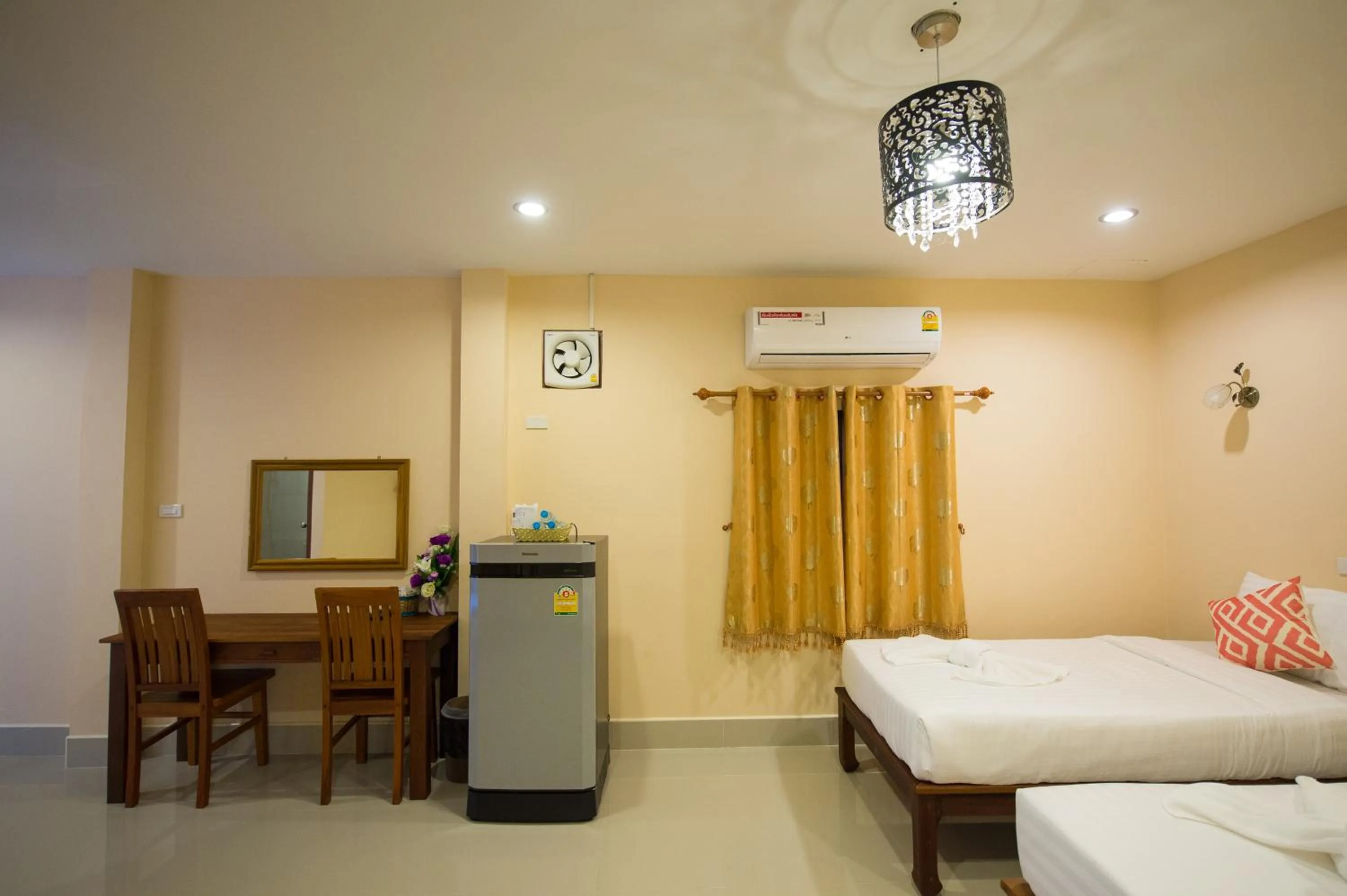 Photo of the whole room, Bed in Sri Siam Resort