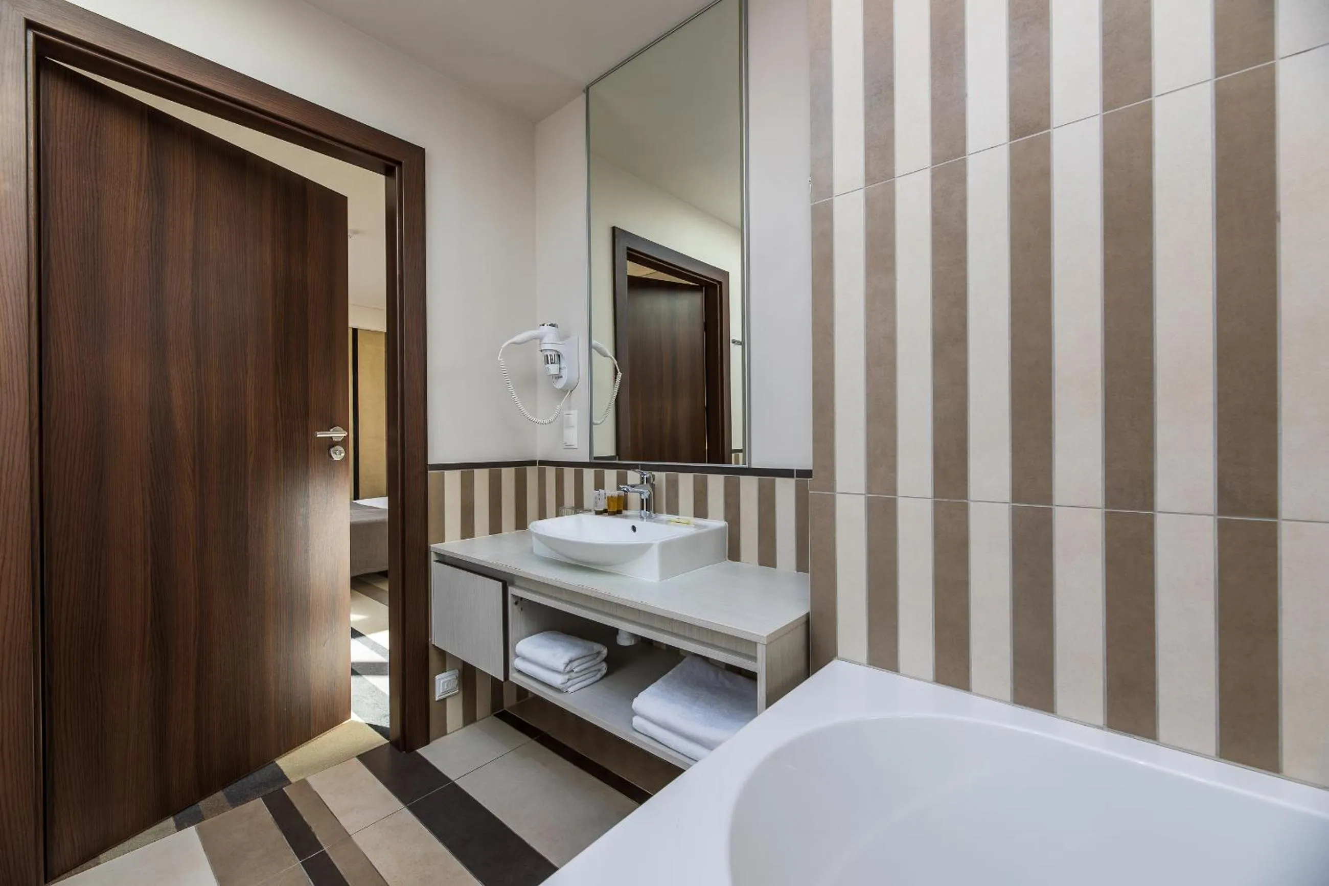 Bathroom, Bed in Grand Baltic Dunes Hotel & SPA
