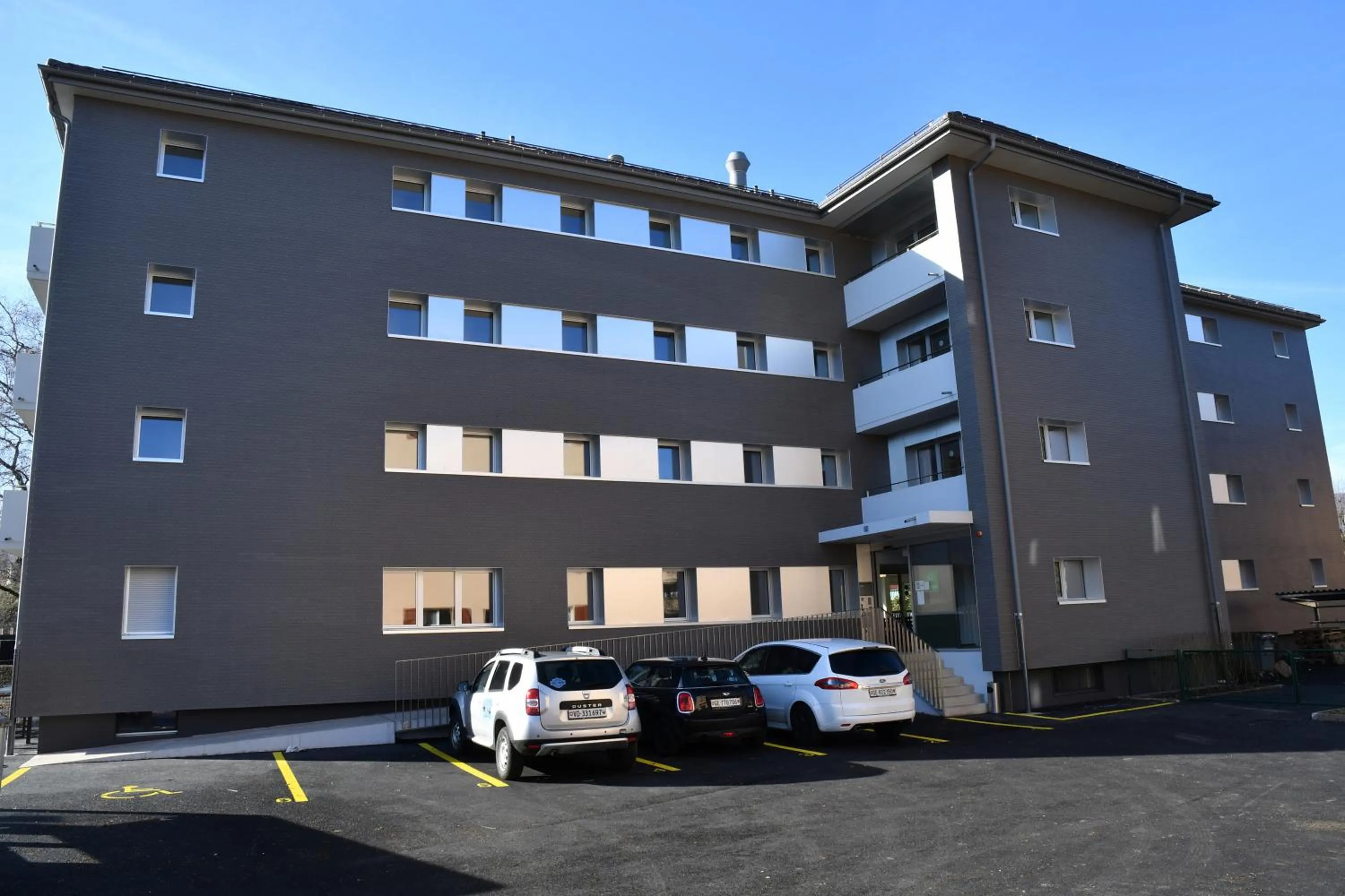 Parking in Nyon Hostel