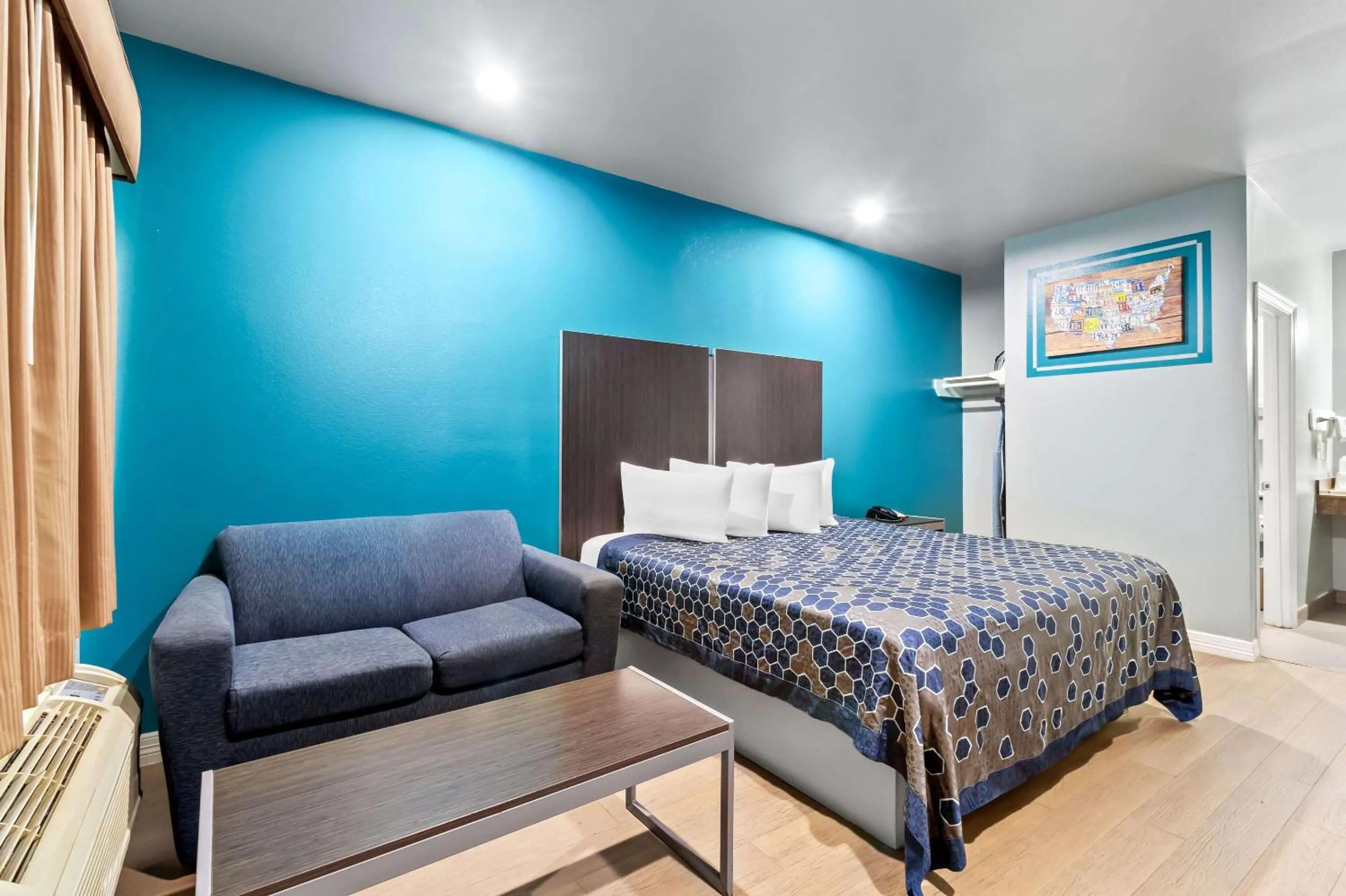 Bedroom, Bed in Econo Lodge Inn & Suites Channelview - Houston East