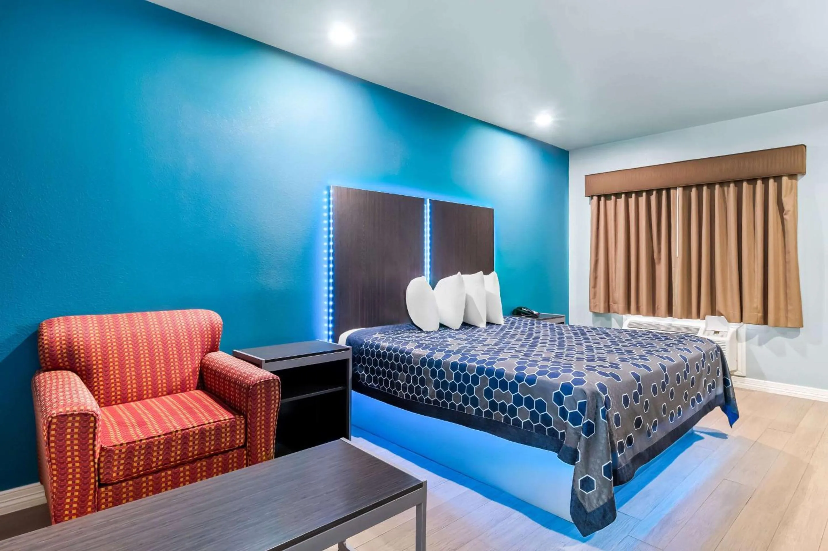 Bedroom, Bed in Econo Lodge Inn & Suites Channelview - Houston East