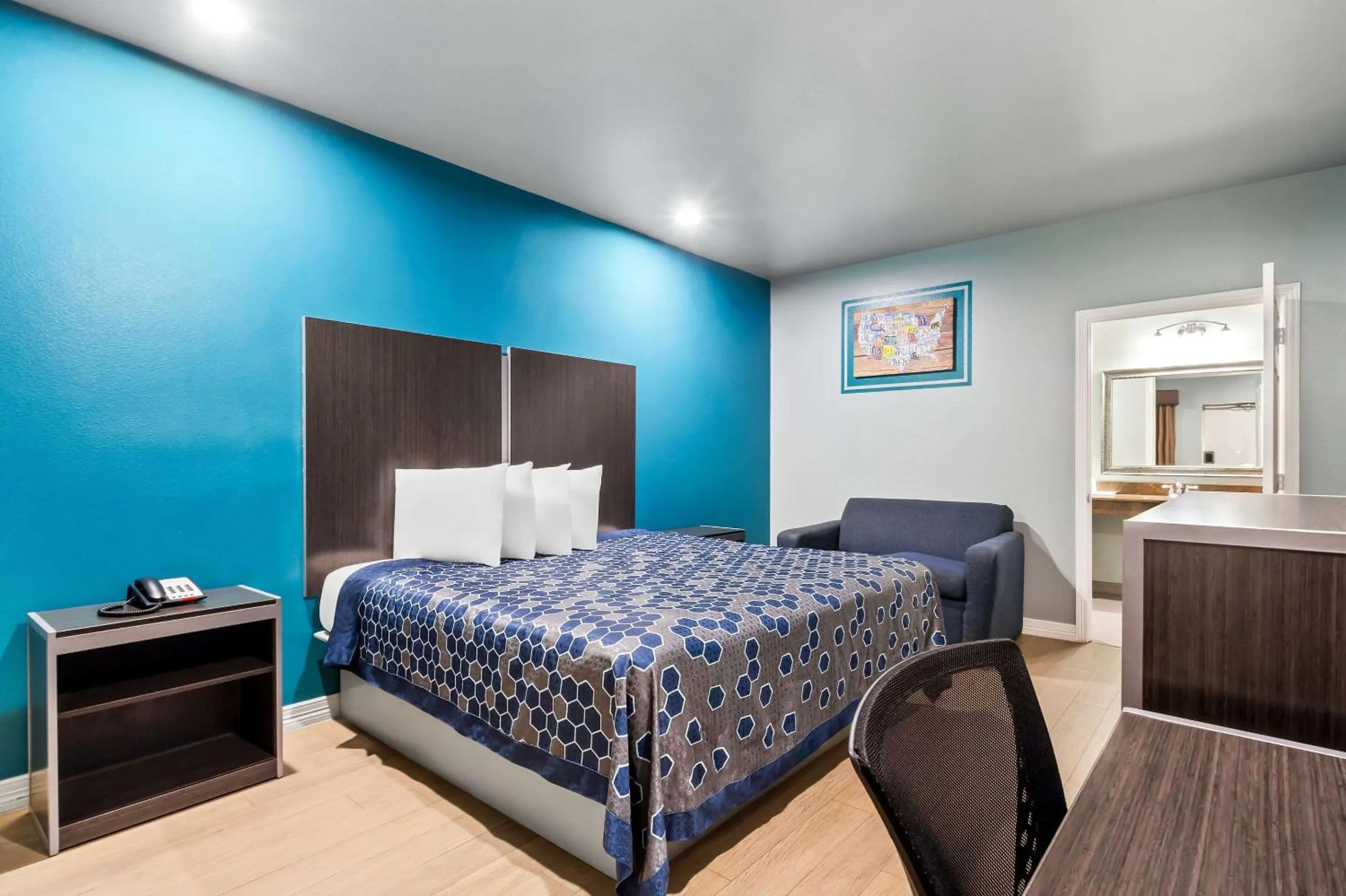 Bedroom, Bed in Econo Lodge Inn & Suites Channelview - Houston East