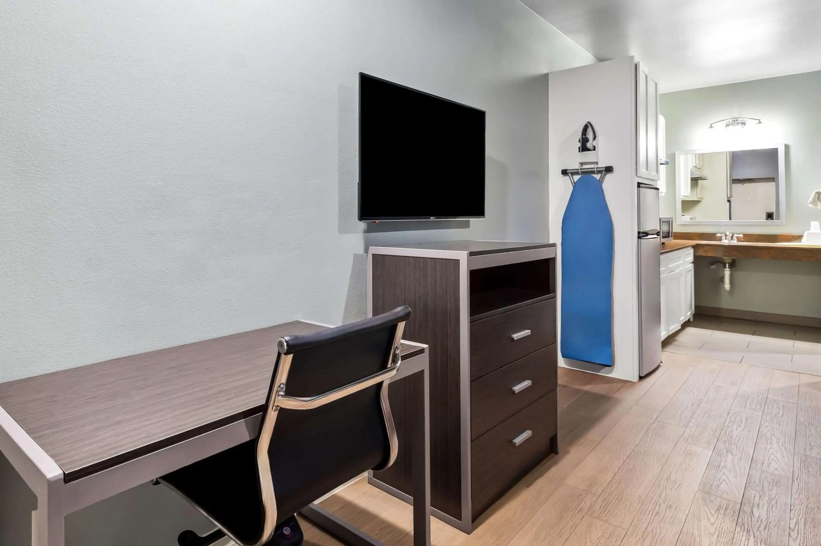 Bedroom in Econo Lodge Inn & Suites Channelview - Houston East