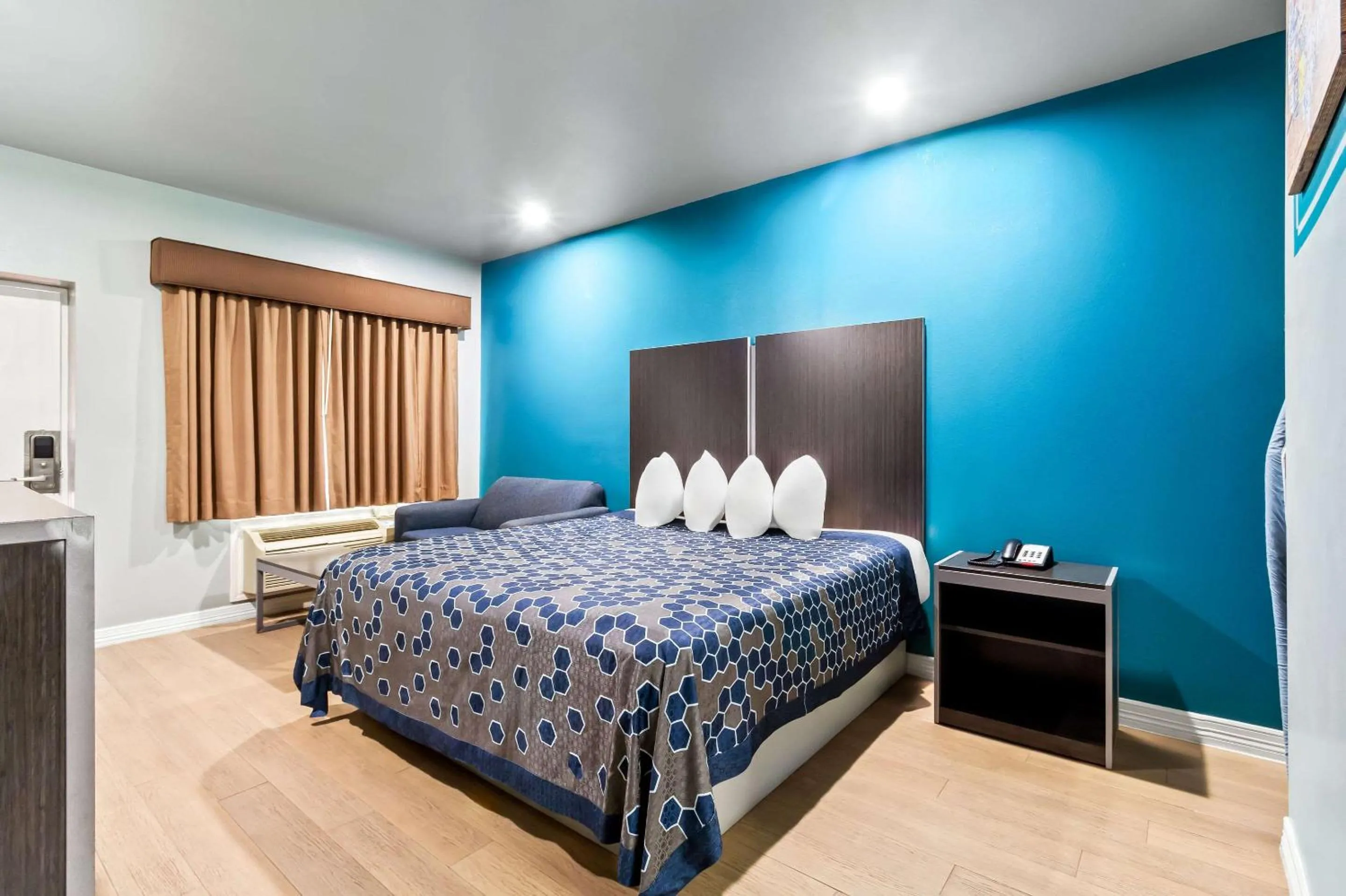 Bedroom, Bed in Econo Lodge Inn & Suites Channelview - Houston East