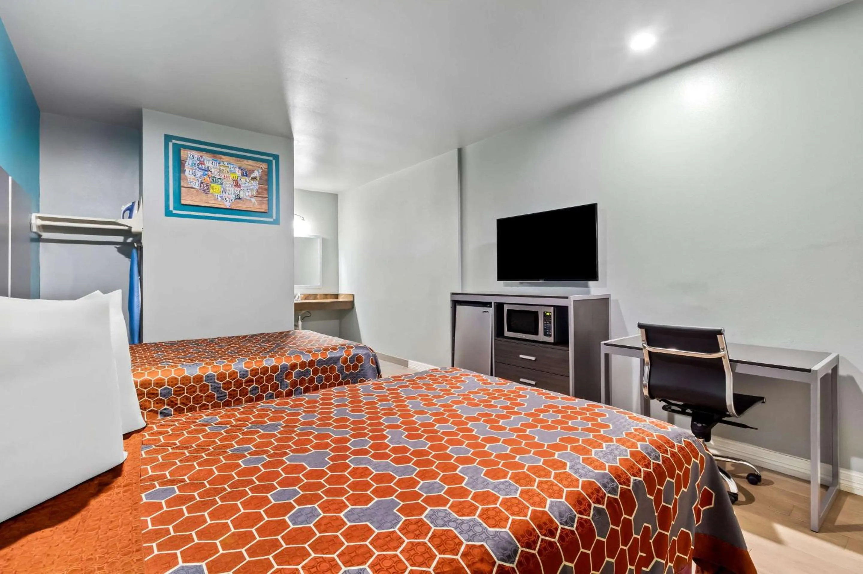 Bedroom, Bed in Econo Lodge Inn & Suites Channelview - Houston East