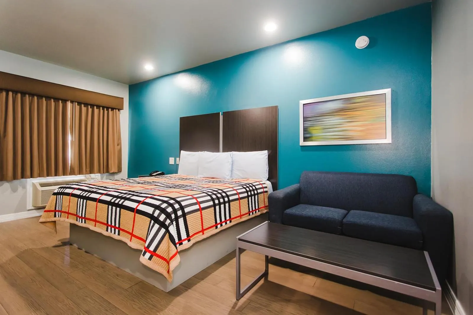 Bedroom, Bed in Econo Lodge Inn & Suites Channelview - Houston East