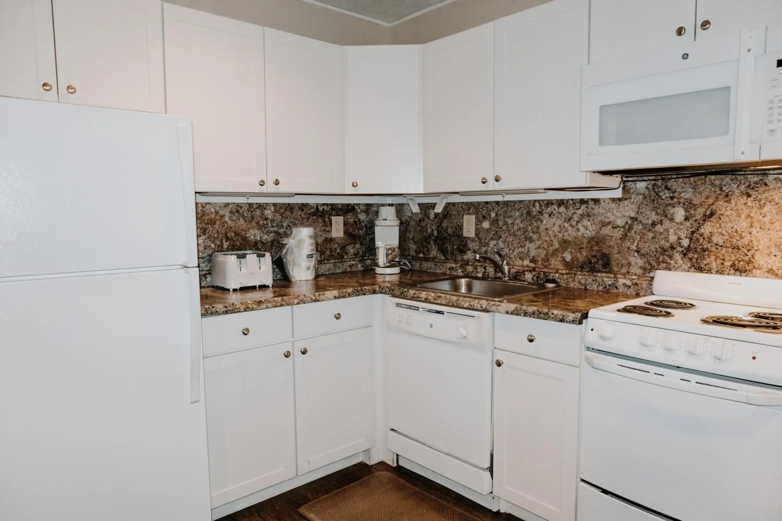 Kitchen or kitchenette in Carriage House Country Club