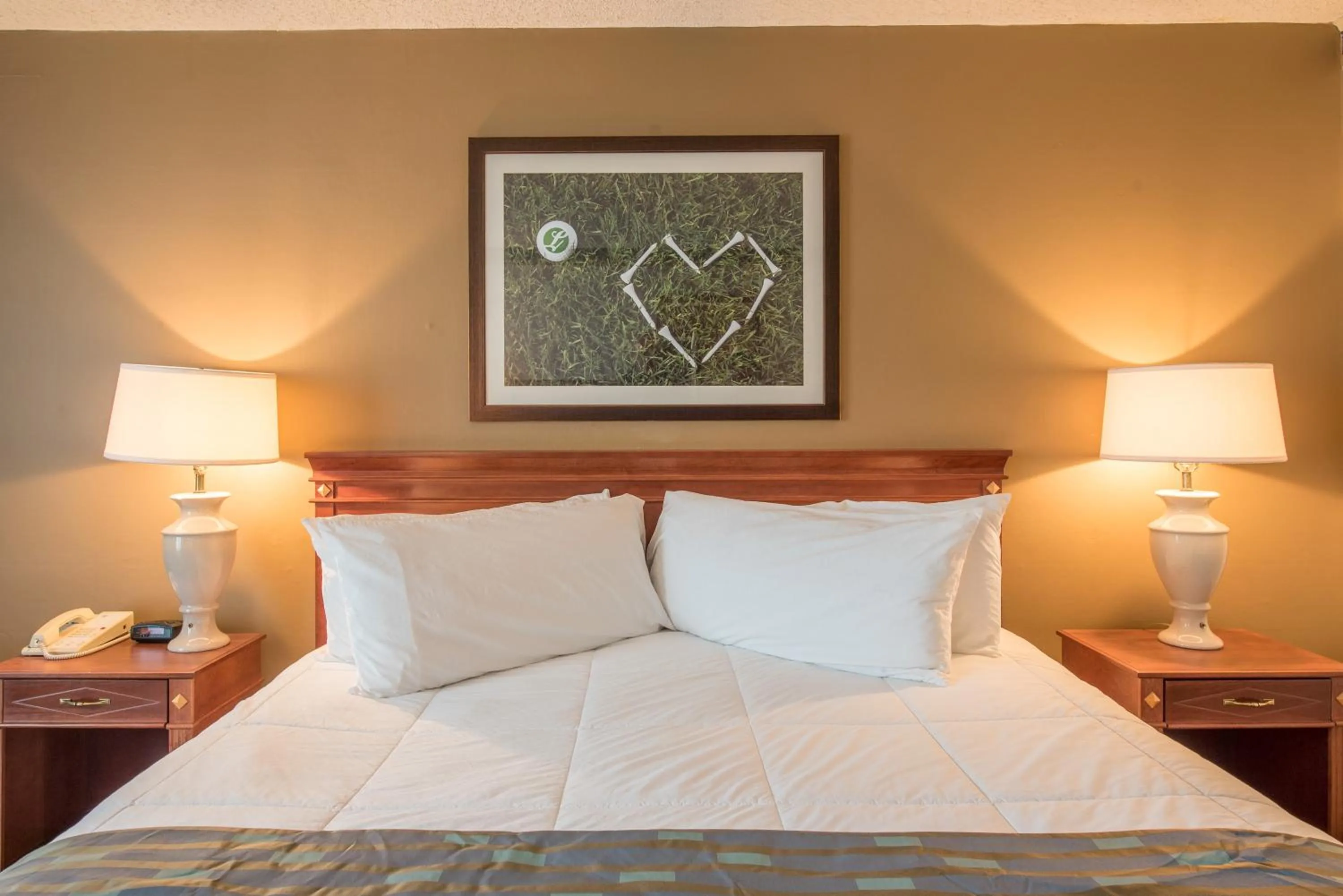 Bedroom, Bed in Lakeview Golf Resort