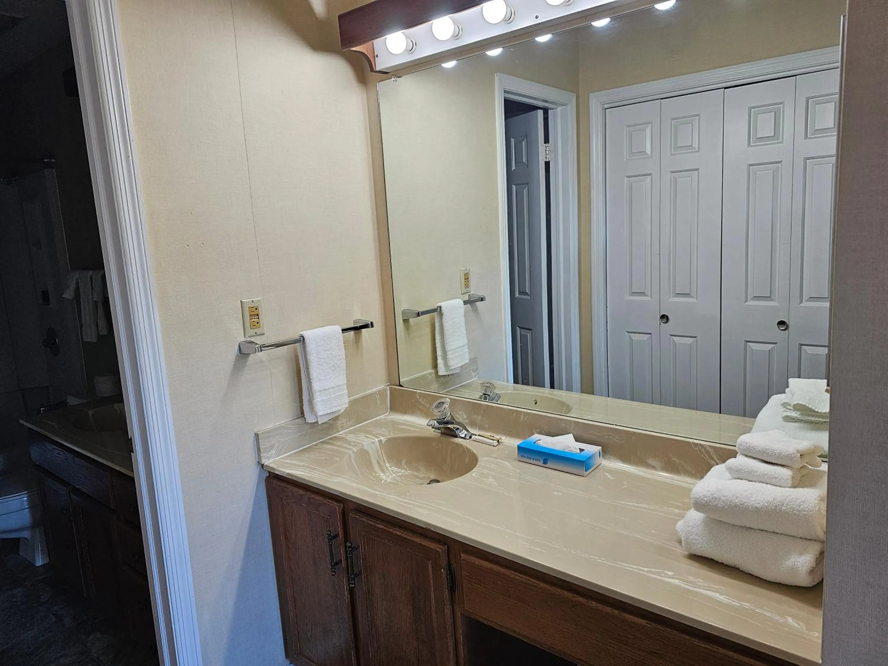 Bathroom in Lakeview Golf Resort