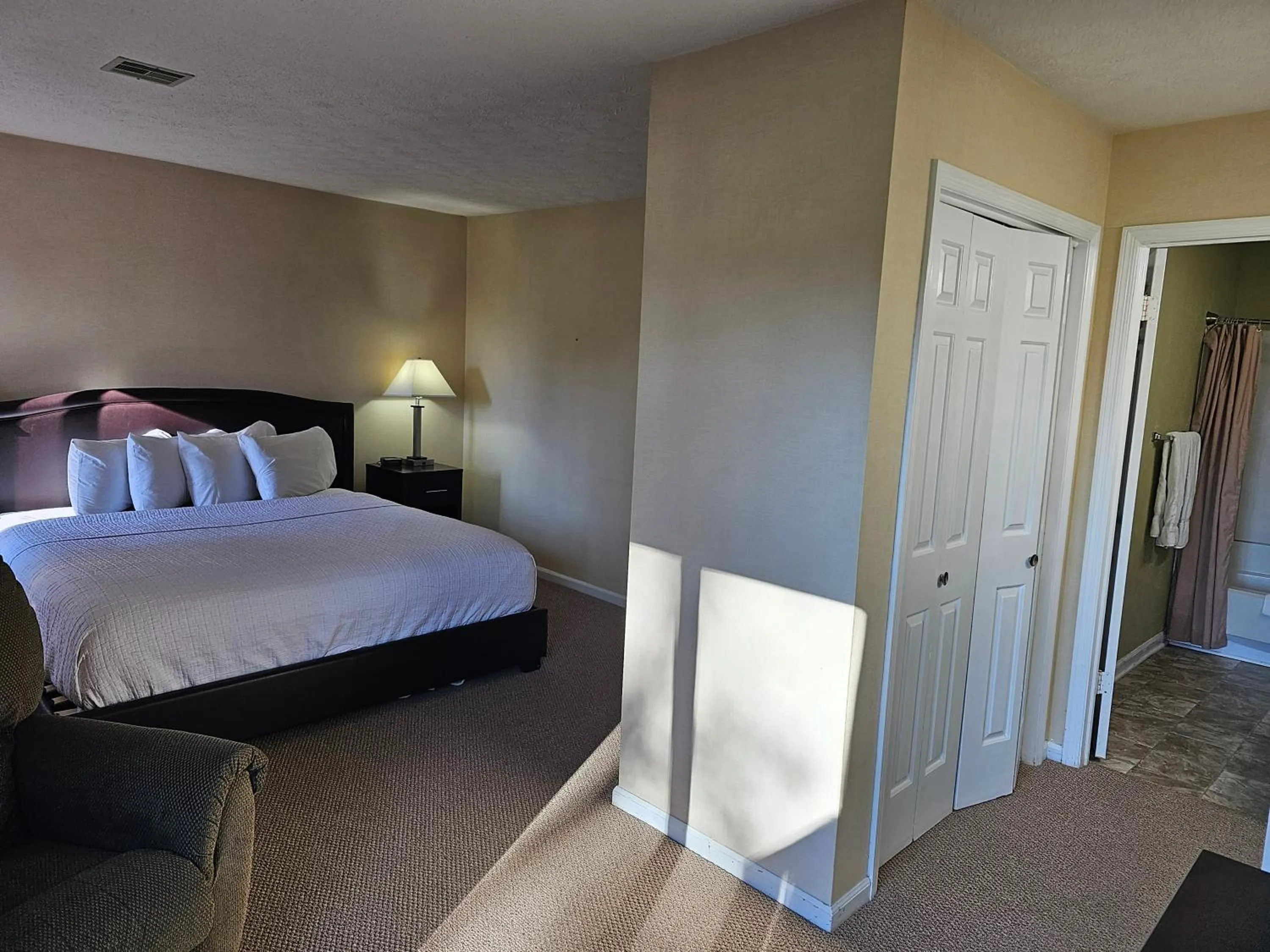 Bedroom, Bed in Lakeview Golf Resort