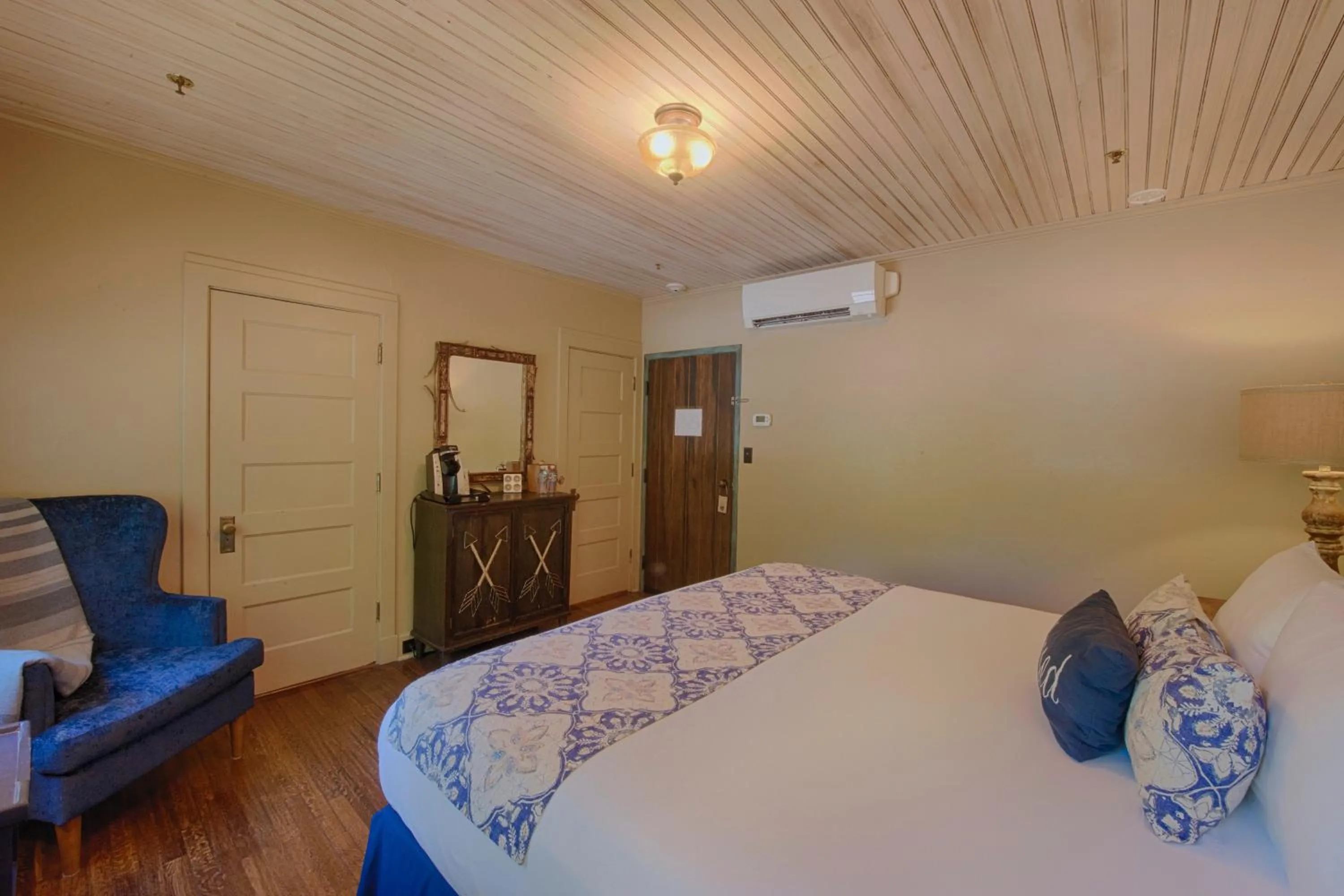 Bed in Historic Tapoco Lodge Resort